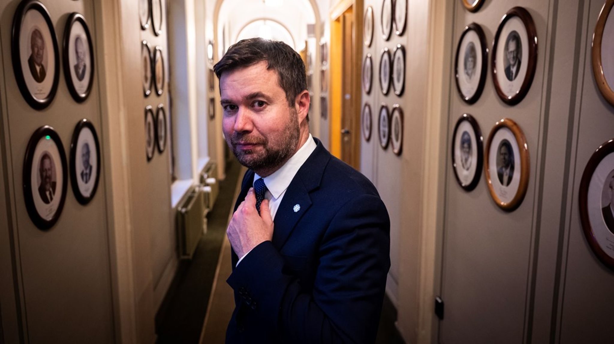 Stortingsrepresentant Geir Pollestad (Sp) mener at det ikke fins bedre antrekk å ta fly i, enn dress.