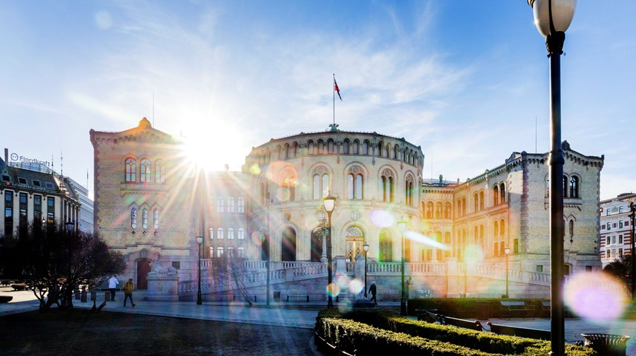 Stortingsbygningen i vårsol.