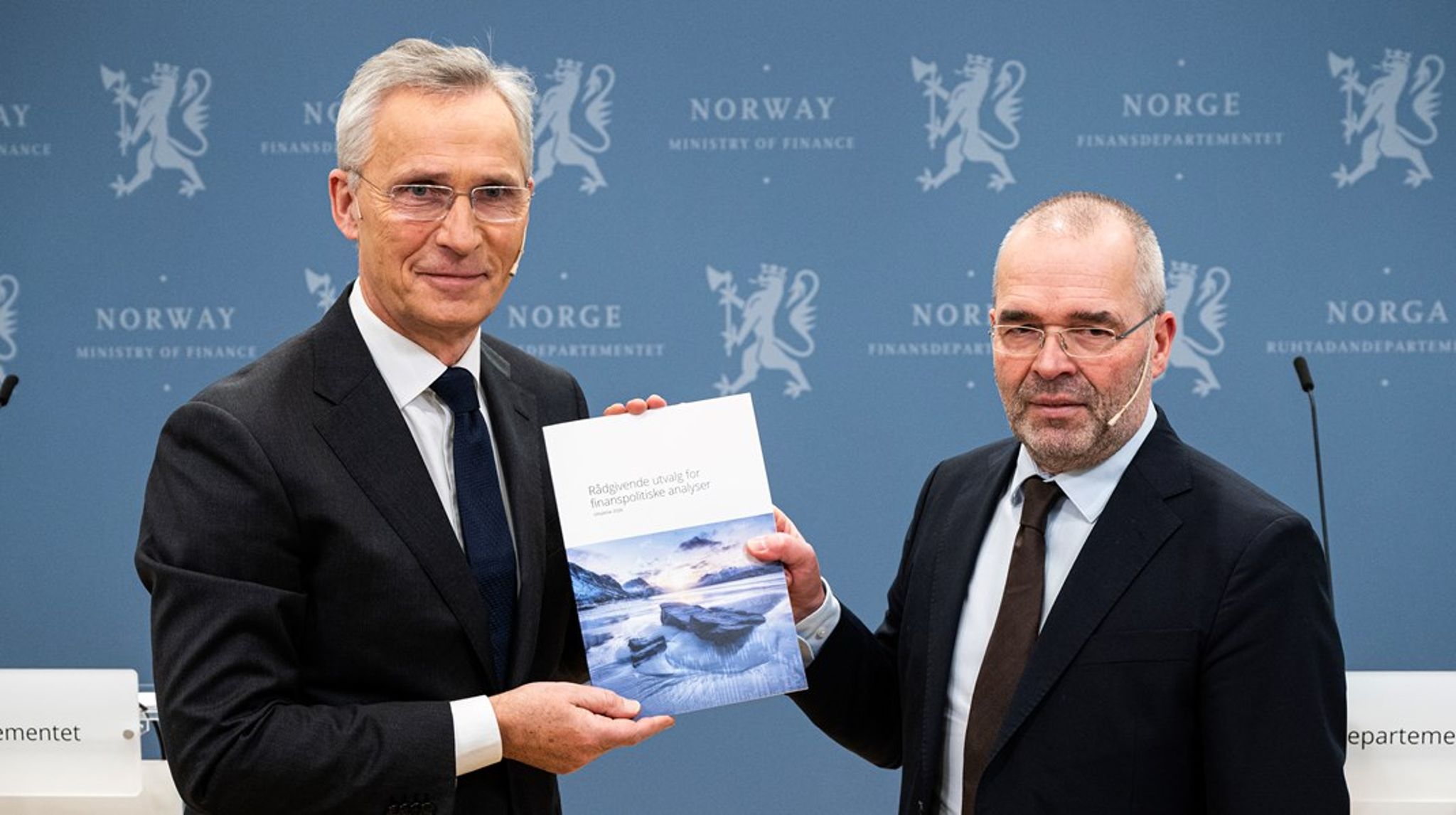 Leder av finanspolitikkutvalget, Ragnar Torvik, overleverte utvalgets anbefalinger til finansminister Jens Stoltenberg på tirsdag.