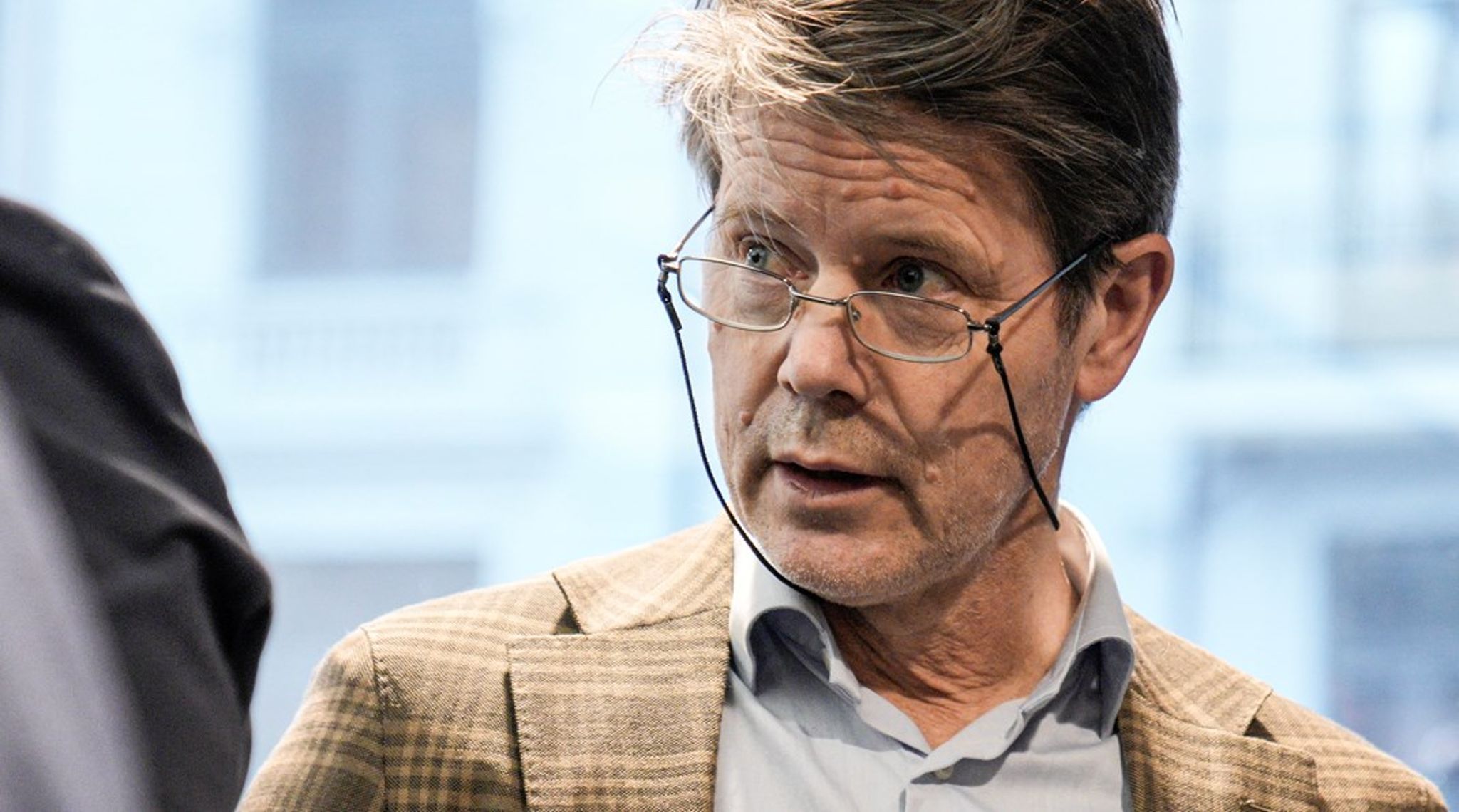 Virke-sjef Bernt Apeland sier han er overrasket over at regjeringen ikke også gir bedriftene som skal ansette flyktninger, en håndsrekning.