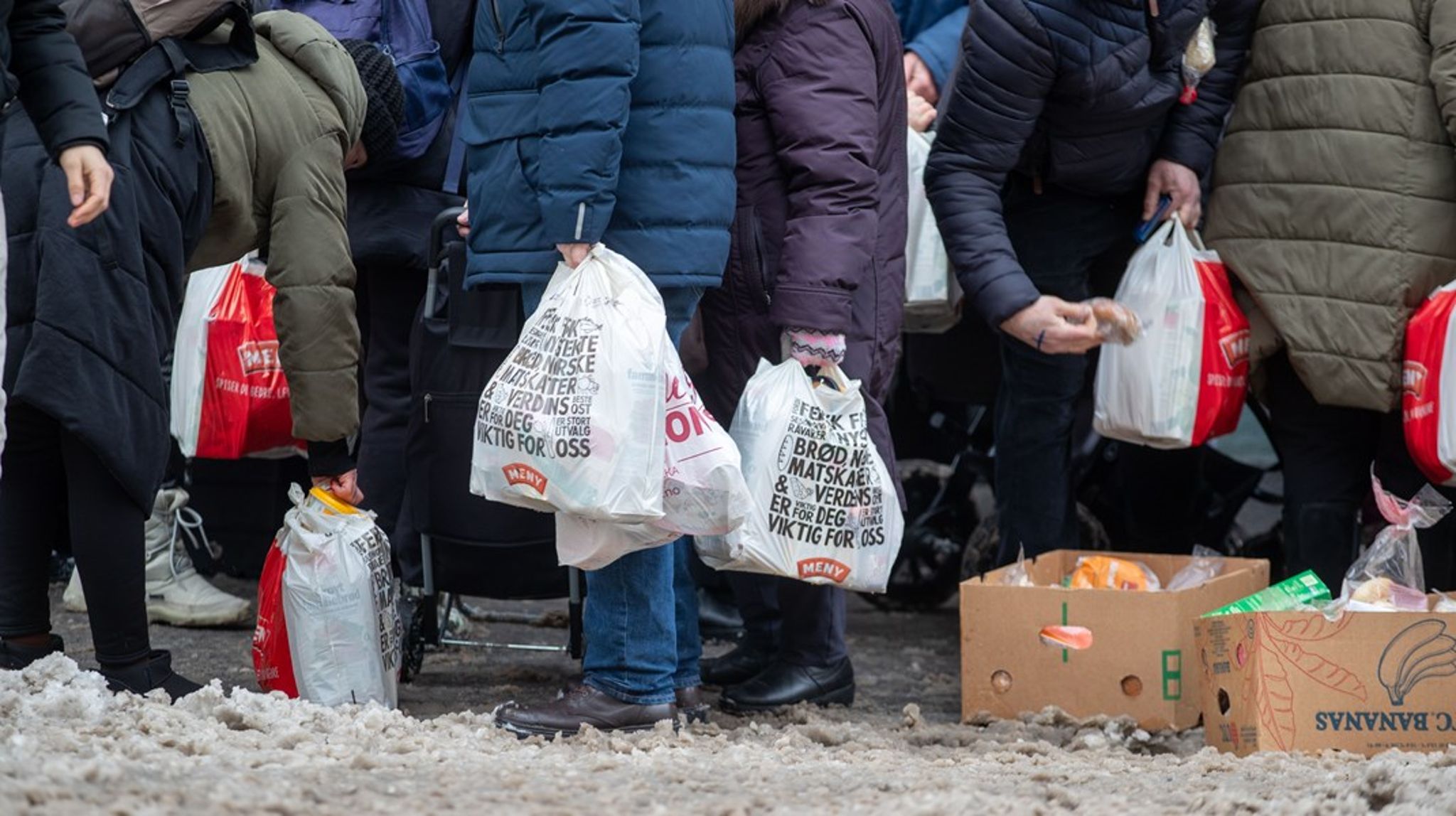 Køene ved matutdelingsstedene, som her ved Fattighuset i Oslo, fikk mye oppmerksomhet i 2023. En ny rapport fra Fafo viser at køene ikke er blitt noe særlig kortere, to år senere.