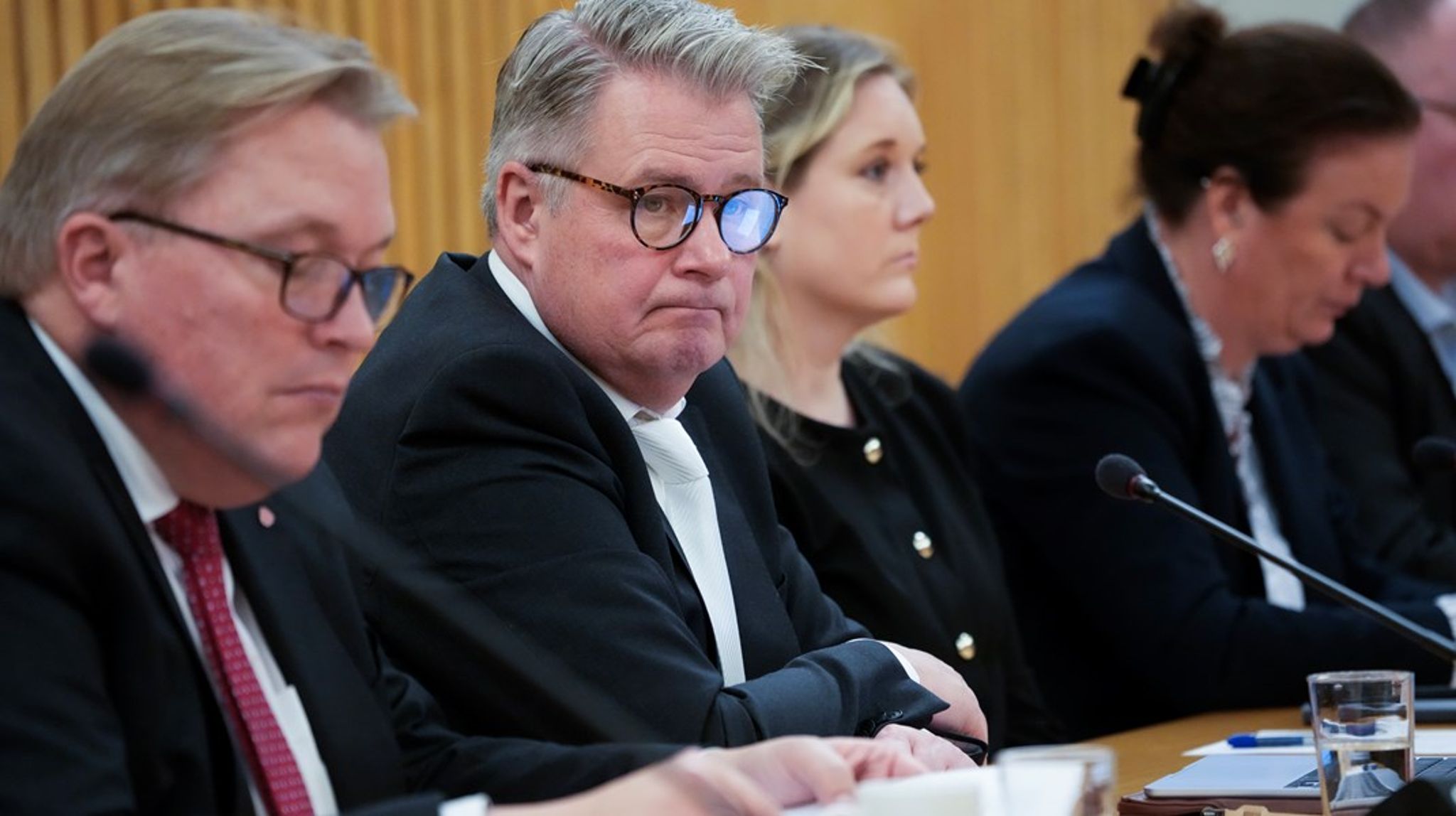 Det er enighet om at man må få hele bildet både når det gjelder enkeltpersoners handlinger og systemets rolle i forbindelse med Epstein-avsløringene. Stortingets kontroll- og konstitusjonskomite gikk tirsdag inn for raskt gjennomførte høringer i tillegg til en grundig og langvarig gransking. 
