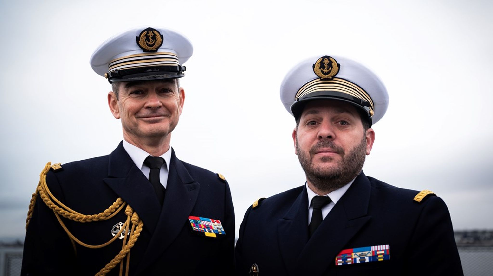 Militærattaché Sébastien Chatelain og kaptein Sébastien Fajon viste fram det nye forsyningsskipet kalt «Jacques Stosskopf» i Oslo.