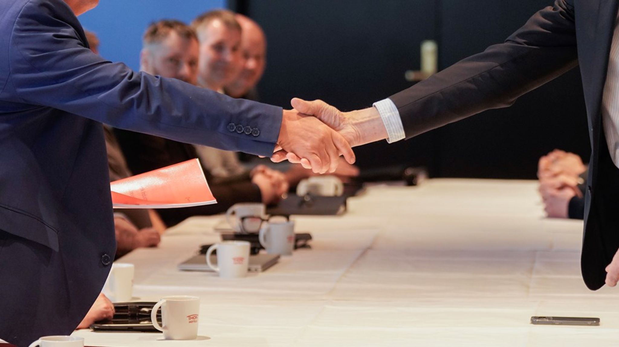 Om noen uker er det kravoverrekkelse mellom Fellesforbundet og Norsk Industri. Men de som skal ta hverandre i hendene i år, var ikke med for to år side, da dette bildet ble tatt.&nbsp;