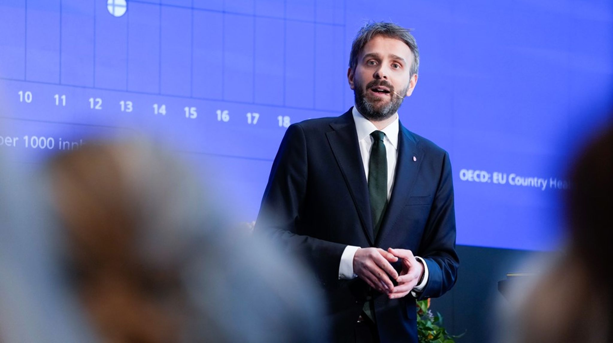 Helse- og omsorgsminister Jan Christian Vestre (Ap) sender kritikken mot regjeringen og Ap på Stortinget i retur til partier som vil gjennomføre store endringer i helsepolitikken uten tilstrekkelig utredning av konsekvenser.