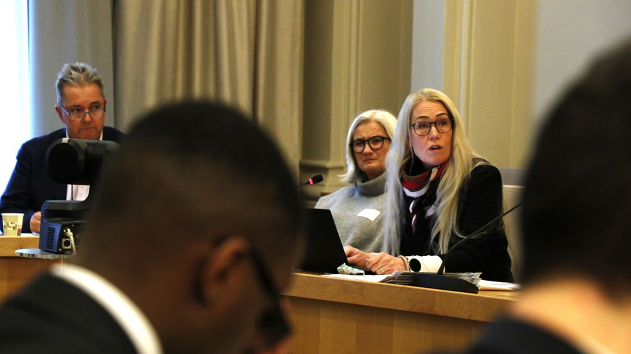 Under høring om stortingsmeldingen «Trygg oppvekst i en digital verden» sa Mette Fossum, leder av Forbrukerrådet, at Stortinget må innføre tiltak for å regulere de store tekselskapene. Tirsdag skal meldingen behandles i Familie- og kulturkomiteen.