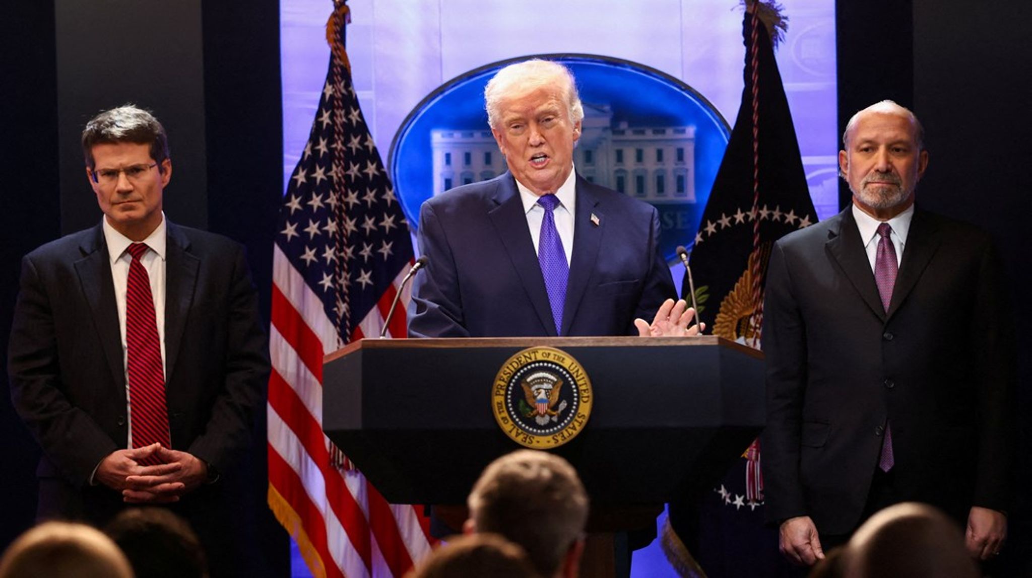 President Trump uttrykte fredag sin store skuffelse over at USAs høyesterett har erklært hans straffetoll for ulovlige, deretter kunngjorde han umiddelbart nye tollsatser mot blant annet EU. Det har fått EUs parlamentarikere til å steile. 