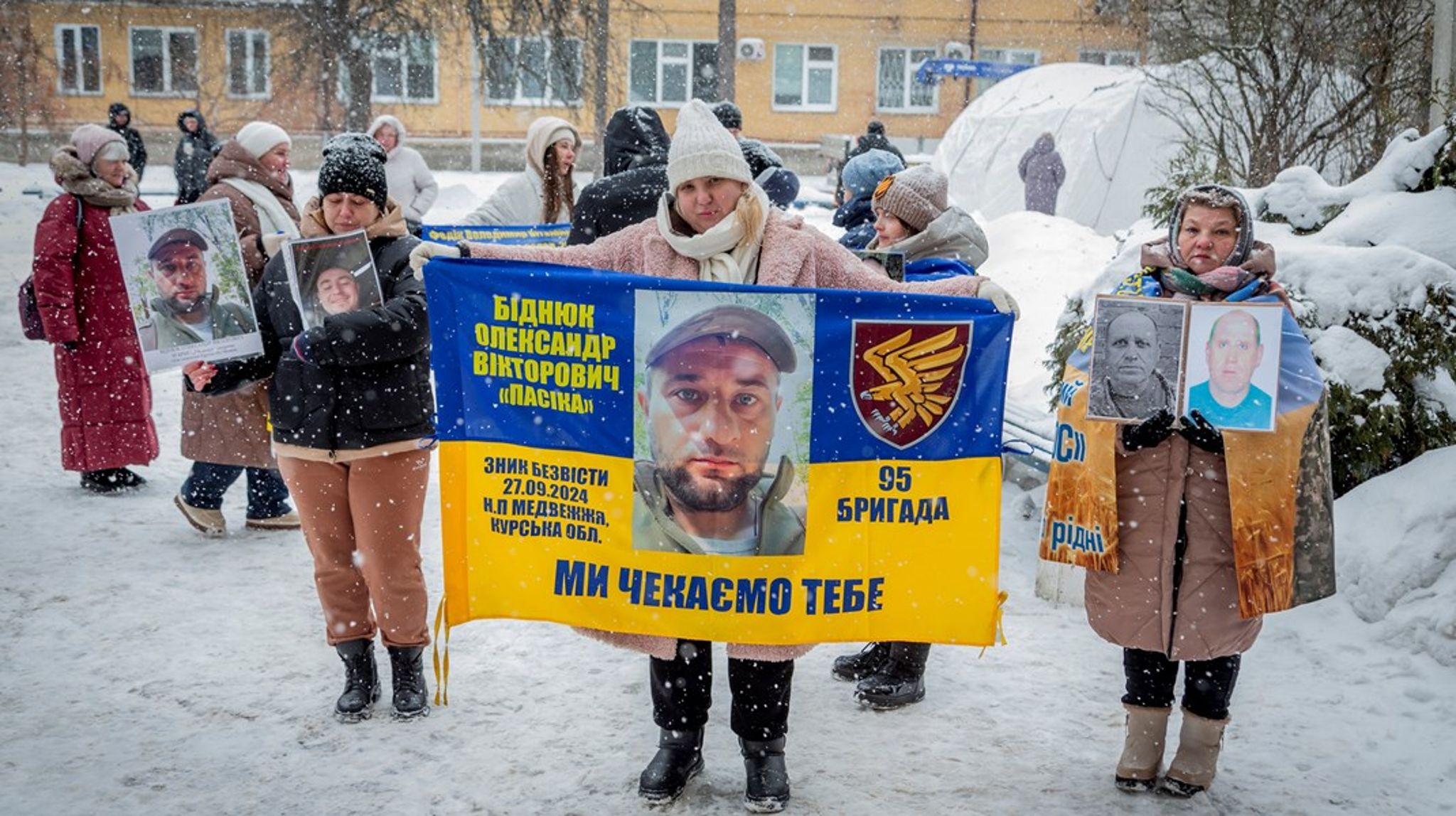 Familier og pårørende venter på 157 frigitte krigsfanger som er blitt løslatt samme morgen fra russisk fangenskap.&nbsp;