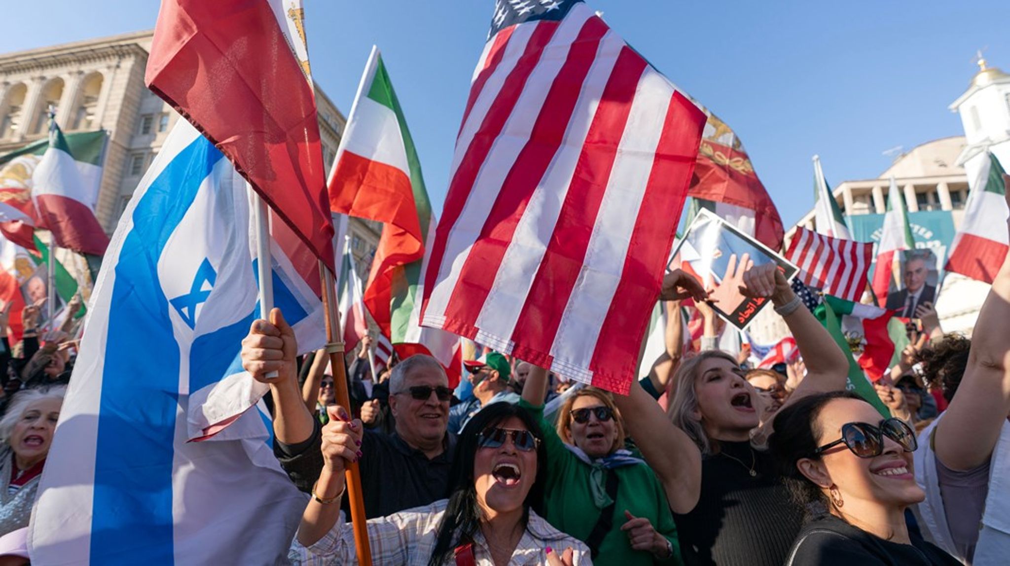Iranere i USA feirer at ayatolla Ali Khamenei ble drept i israelske og amerikanske angrep mot landet.
