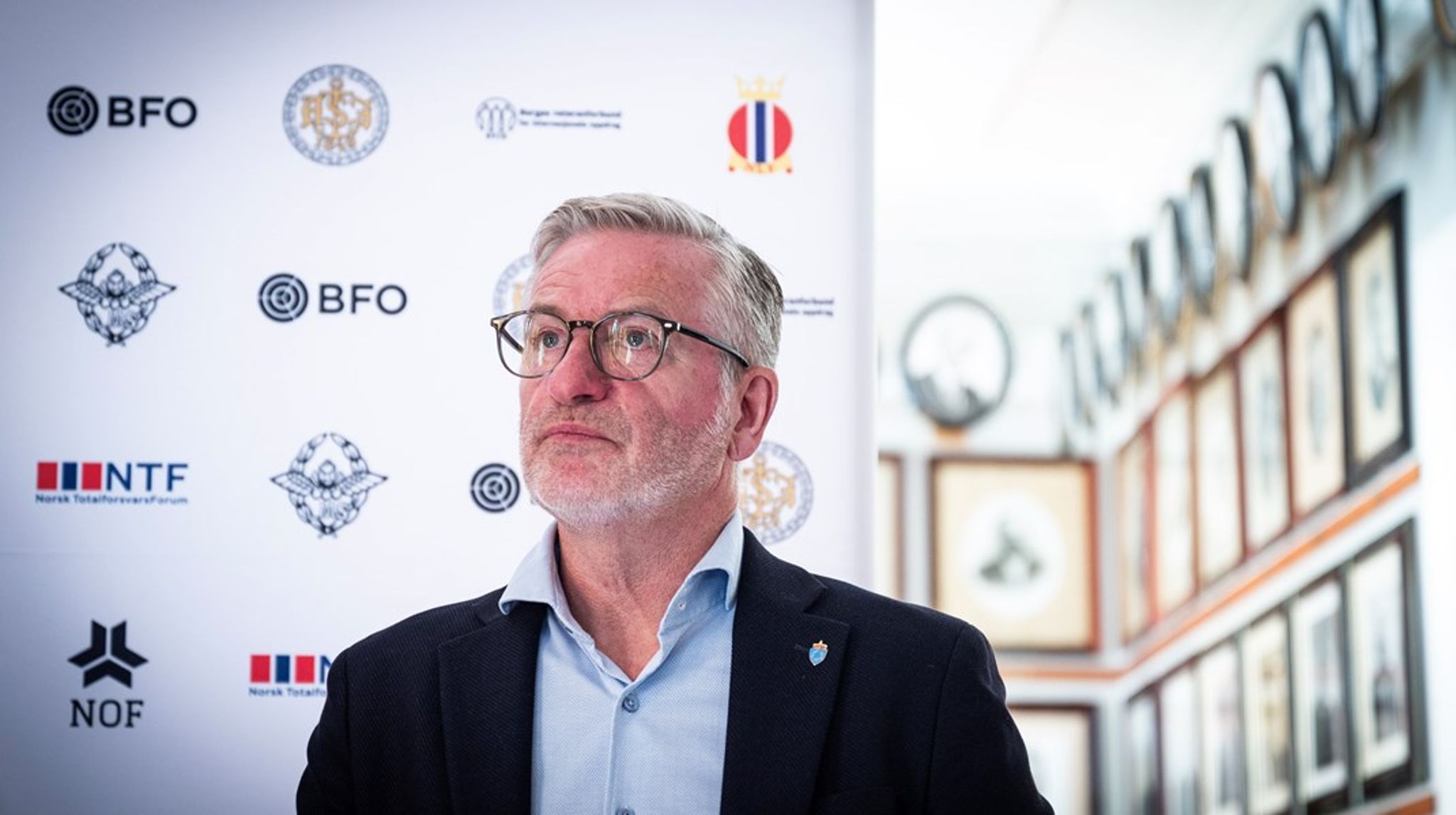 Forsvarsbygg-direktør Thorbjørn Thoresen omplasseres som følge av manglende tillit fra departementet.