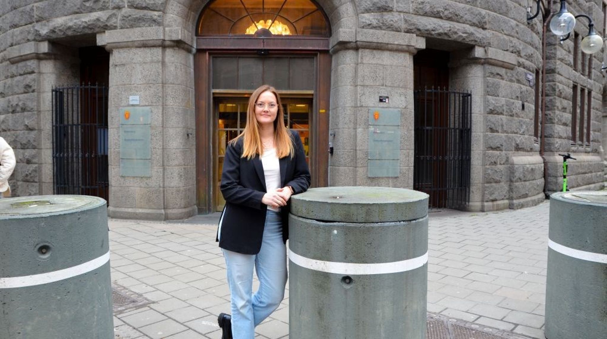 PhD-avhandlingen til Kari-Elisabeth Vambeseth Skogen er inspirert av erfaring fra sitt eget arbeid i Kunnskapsdepartementet (i bakgrunnen). 