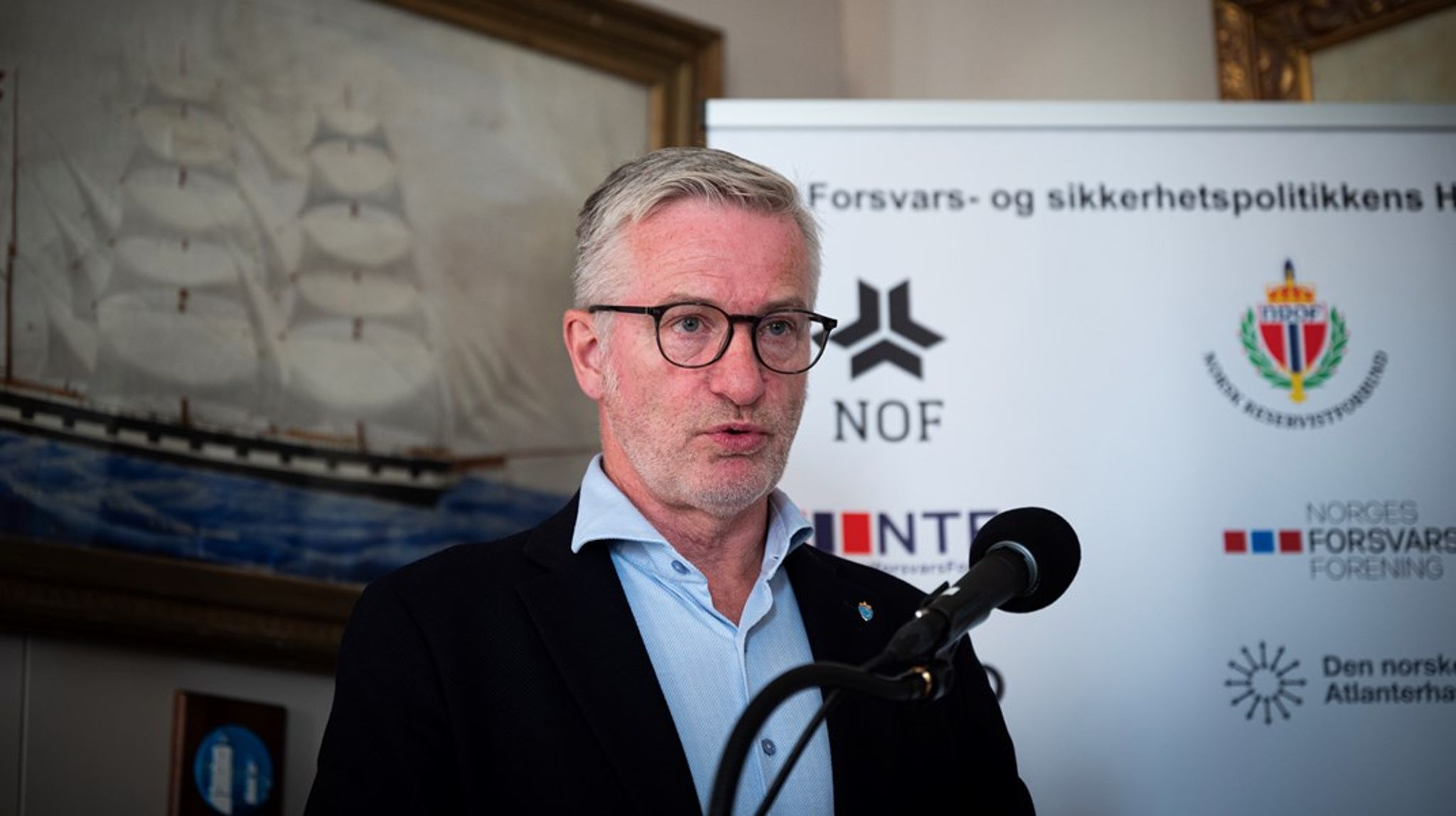 Thorbjørn Thoresen er i konflikt med Forsvarsdepartementet, som har omplassert ham ut av stillingen som Forsvarsbygg-direktør.
