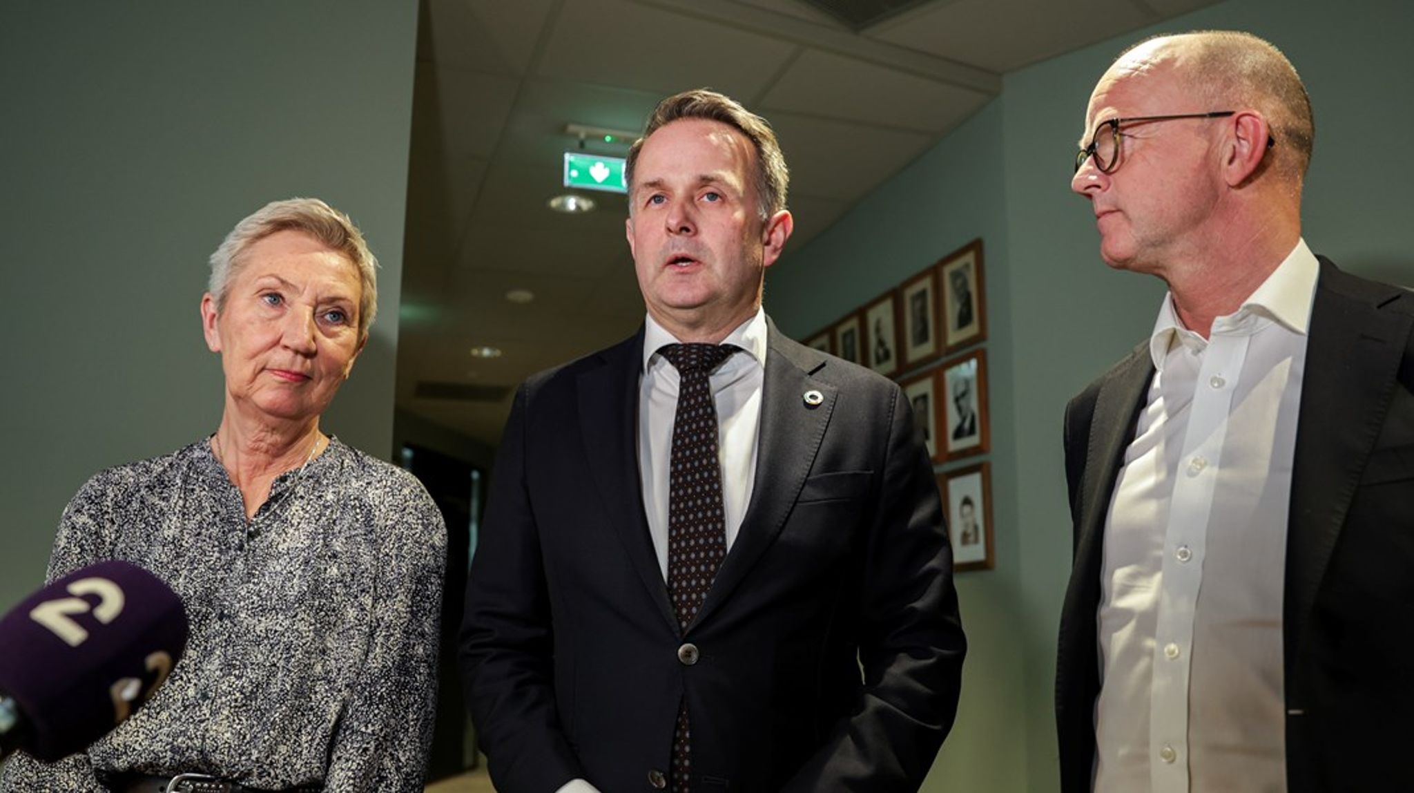 Daværende LO-leder Peggy Hessen Følsvik og NHO-direktør Ole Erik Almlid møtte pressen sammen med riksmekler Mats Ruland etter at partene kom til enighet i fjorårets lønnsoppgjør.