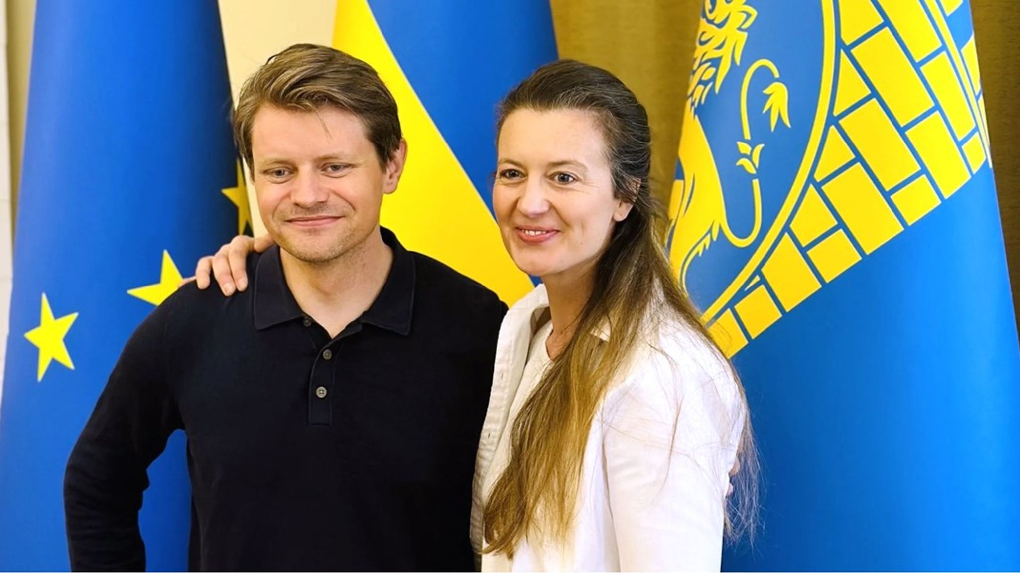 Fritt Ukraina vant Sønstebyprisen 2026. Her er Peter Frølich sammen med&nbsp;generalsekretær Natalia Antonia Golis.