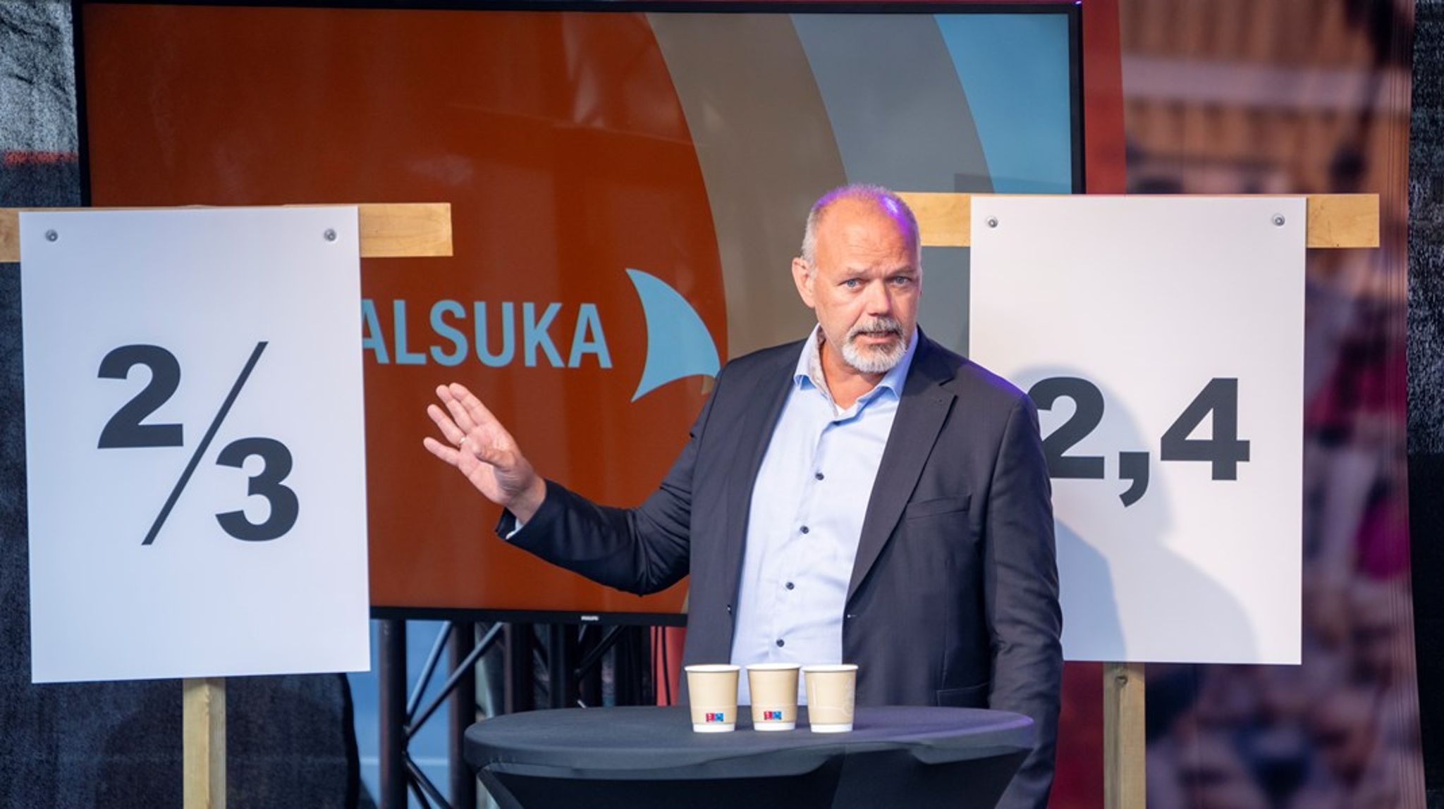 Ulf Andersen er en populær foredragsholder på Arendalsuka. Her&nbsp;presenterer han relevante nøkkeltall under Arbeidslivets toppmøte på Arendalsuka i 2024.