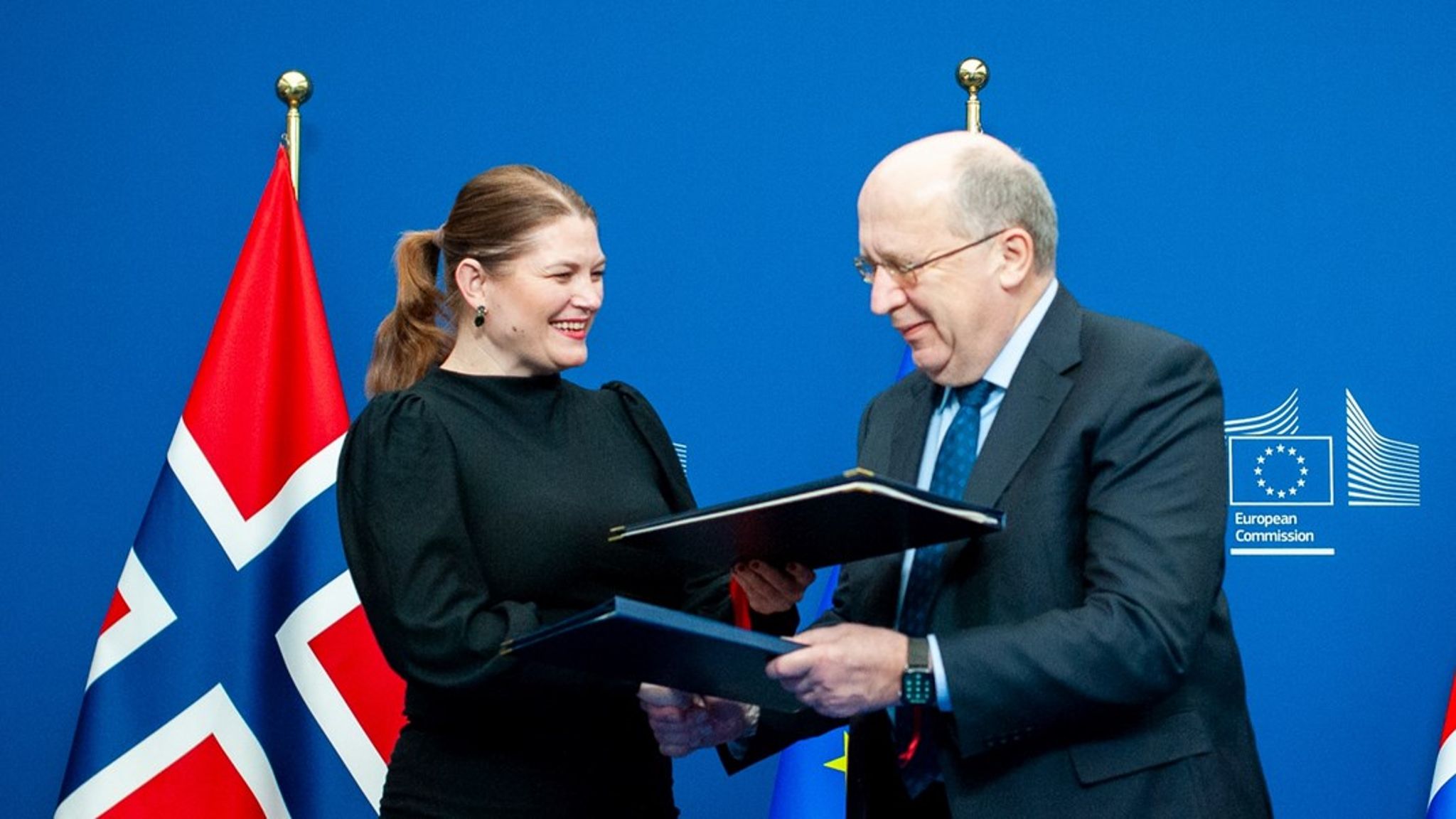 Næringsminister Cecilie Myrseth storfornøyd under signeringen av avtalen om Secure Connectivity-programmet sammen med EUs kommissær for forsvar og rompolitikk, Andrius Kubilius.