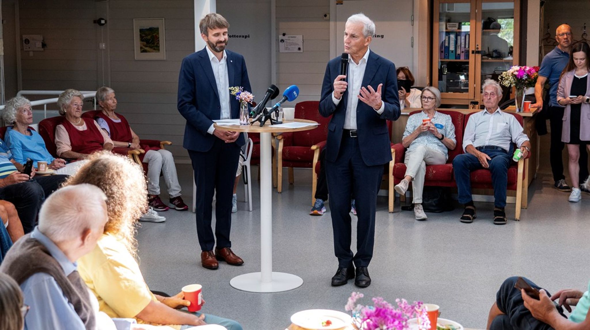 Helse- og omsorgsminister Jan Christian Vestre og statsminister Jonas Gahr Støre er henholdsvis nestleder og leder i Ap. I valgkampen lanserte de i fellesskap partiets eldreløfte, der aktivitetsgarantien ble heist frem som ett av flere sentrale tiltak. 