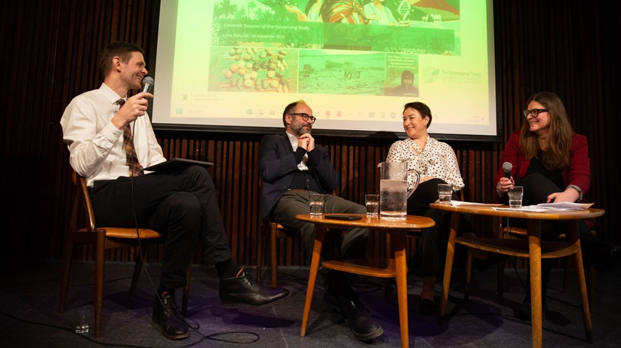 Flere forhandlingstopper deltok før påske på et arrangement om miljøforhandlingenes status. Ordstyrer Torbjørn Graff Hugo (f.v.), Gaute Hanssen (naturforhandlingene), Marianne Karlsen (klimaforhandlingene) og&nbsp;Svanhild-Isabelle Batta Torheim (planteforhandlingene).