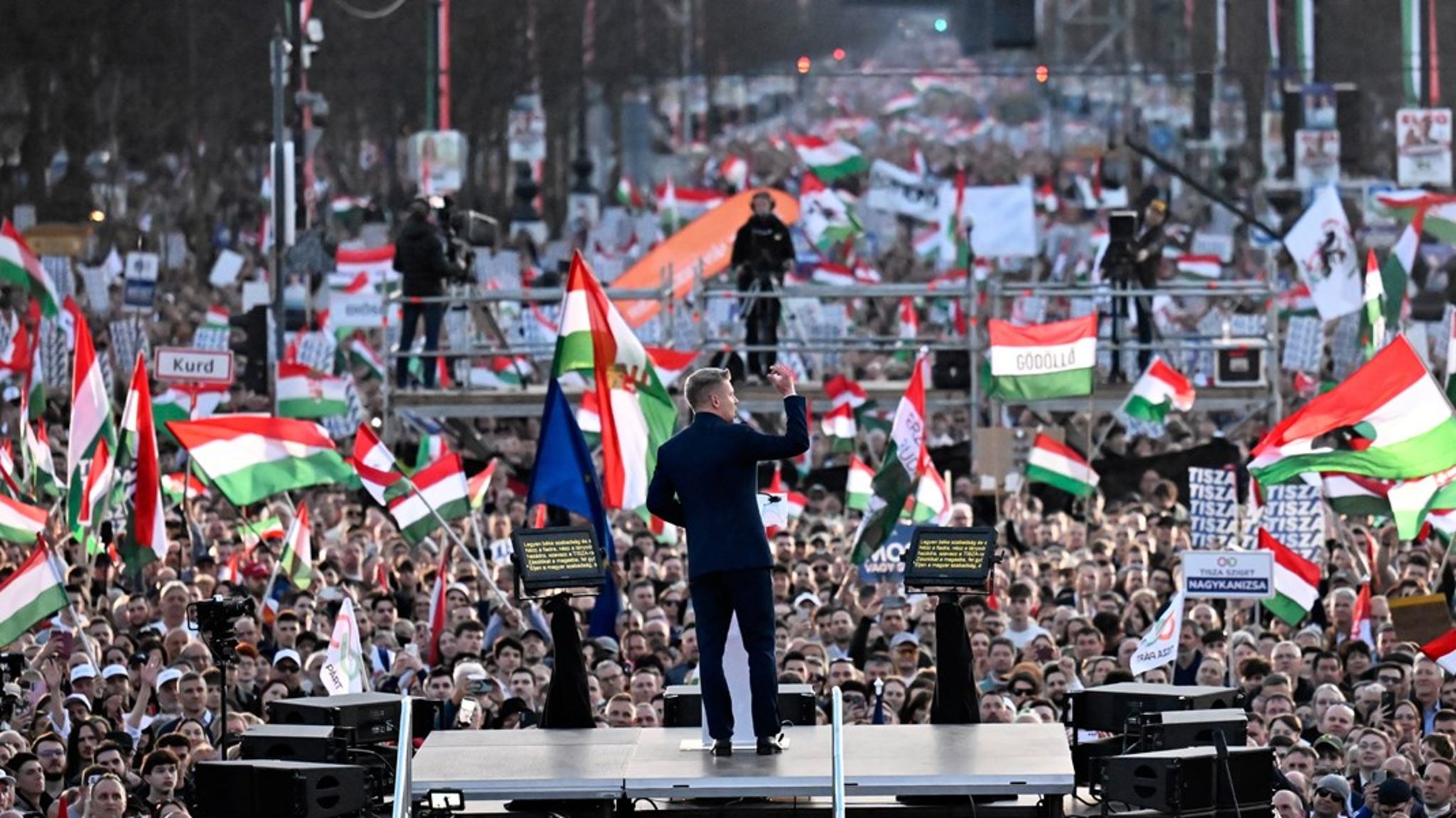 Péter Magyar leder over Viktor Orbán på meningsmålingene, få dager før det ungarske valget. Han lover å stramme inn reglene for de store batterifabrikkene i landet.