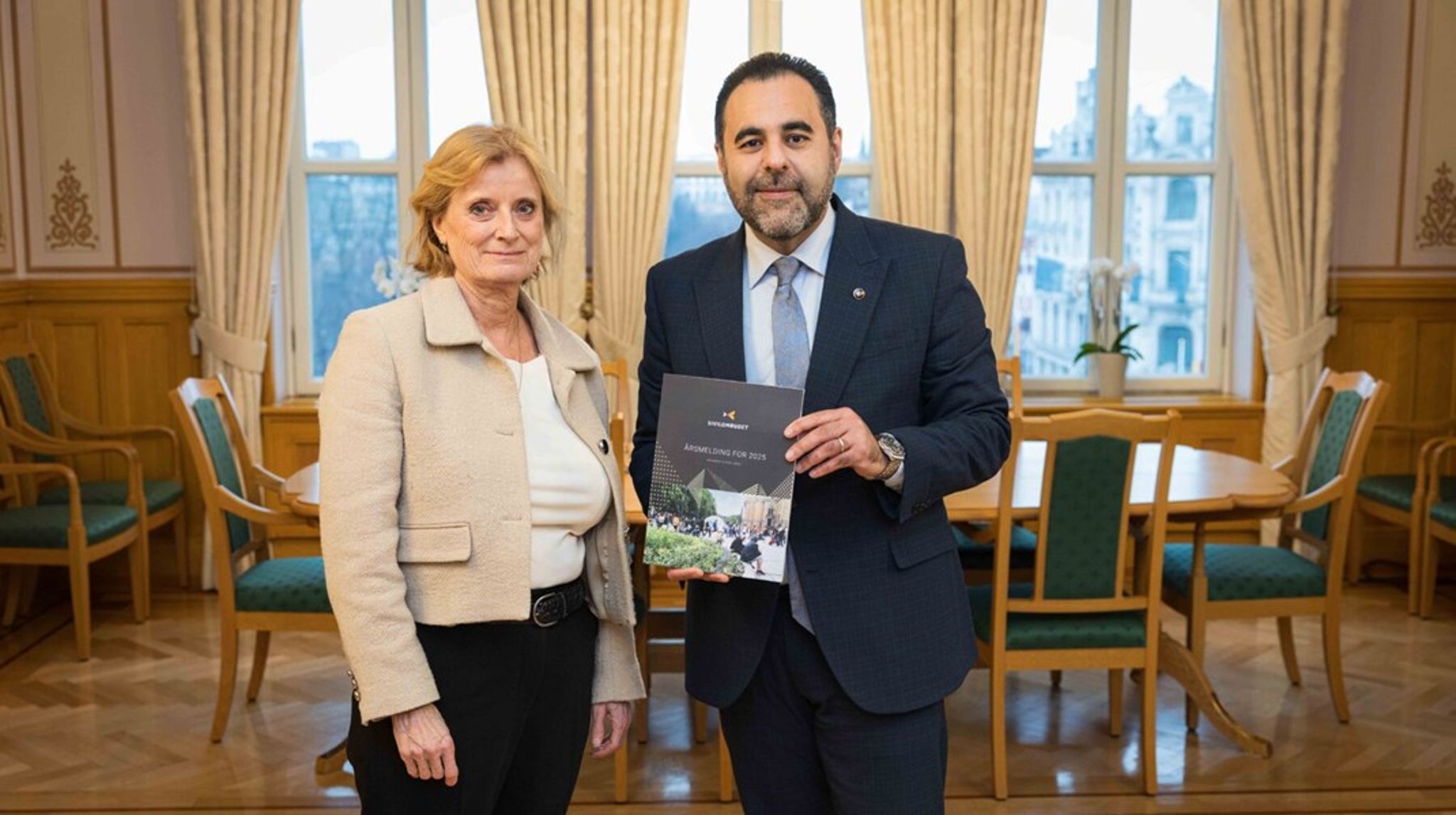 Sivilombud Hanne Harlem overleverte årsmeldingen til stortingspresident Masud Gharahkhani.