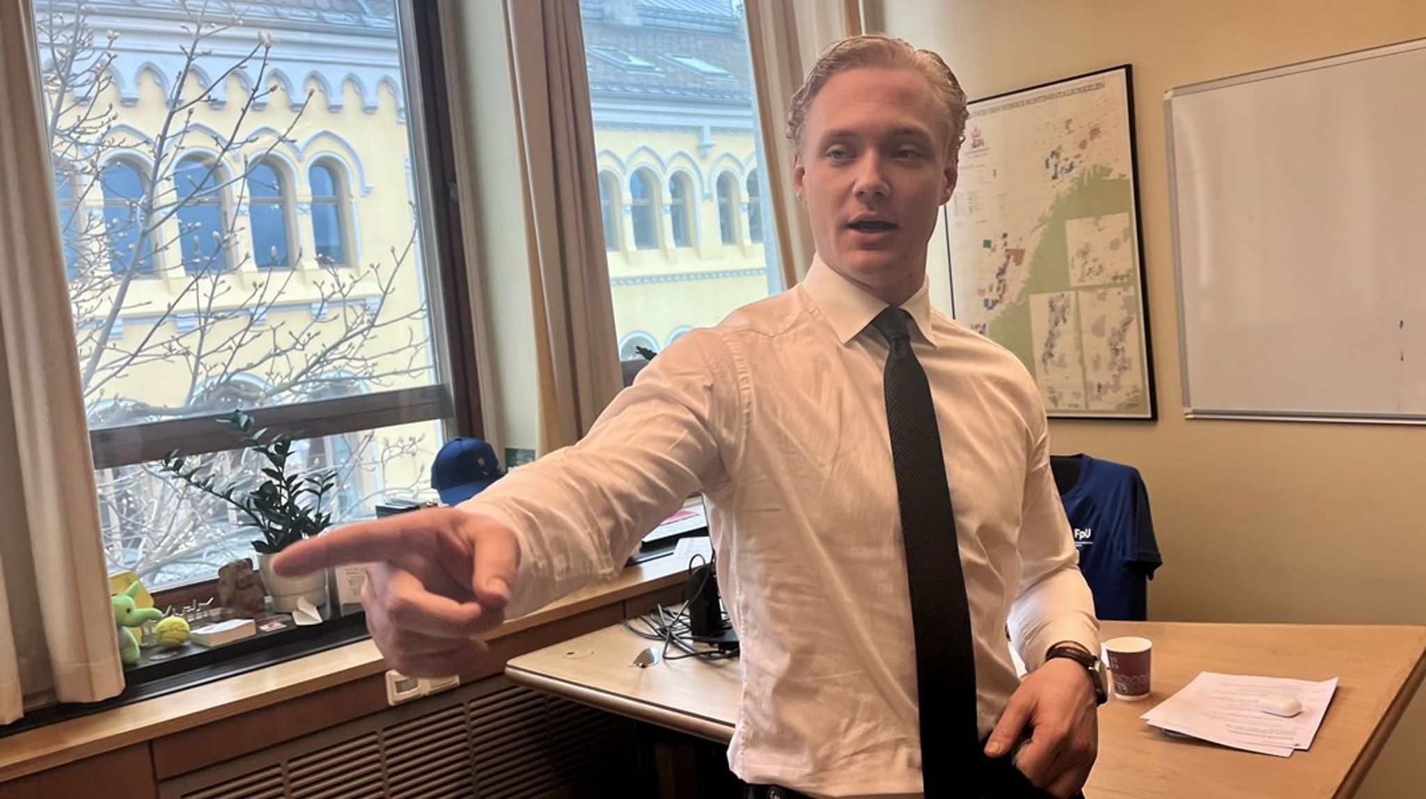 Lørdag har Simen Velle sin siste dag som leder av Fremskrittspartiets Ungdom. Han har gjort kometkarriere i norsk politikk, men har også stanget hodet solid i veggen. 