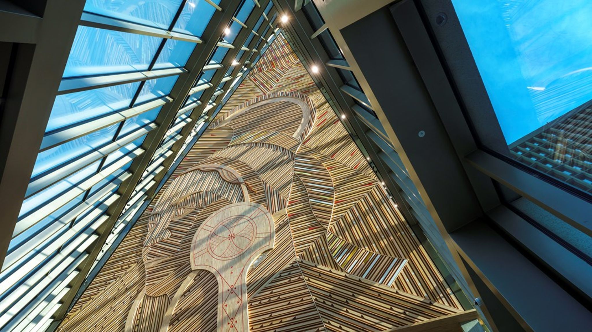 Pyramiderommet i det nye regjeringskvartalet vises frem med kunstverket AAkhA av kunstneren Outi Pieski. Mandag er det offisiell åpning av regjeringskvartalet.