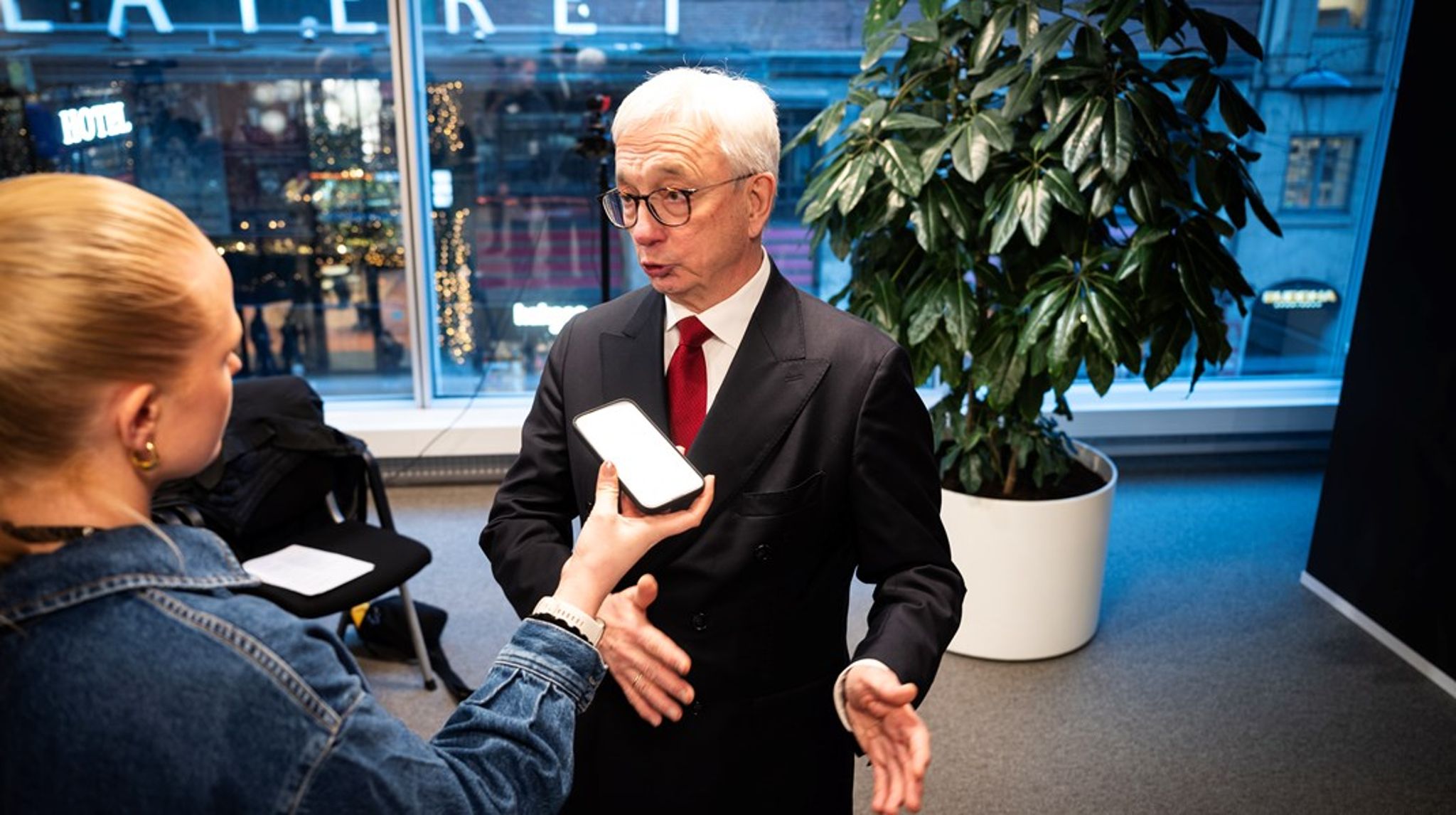 Riksrevisor Karl Eirik Schjøtt-Pedersen retter kritikk mot de store forskjellene i det psykiske helsetilbudet barn og unge mottar i Norge.