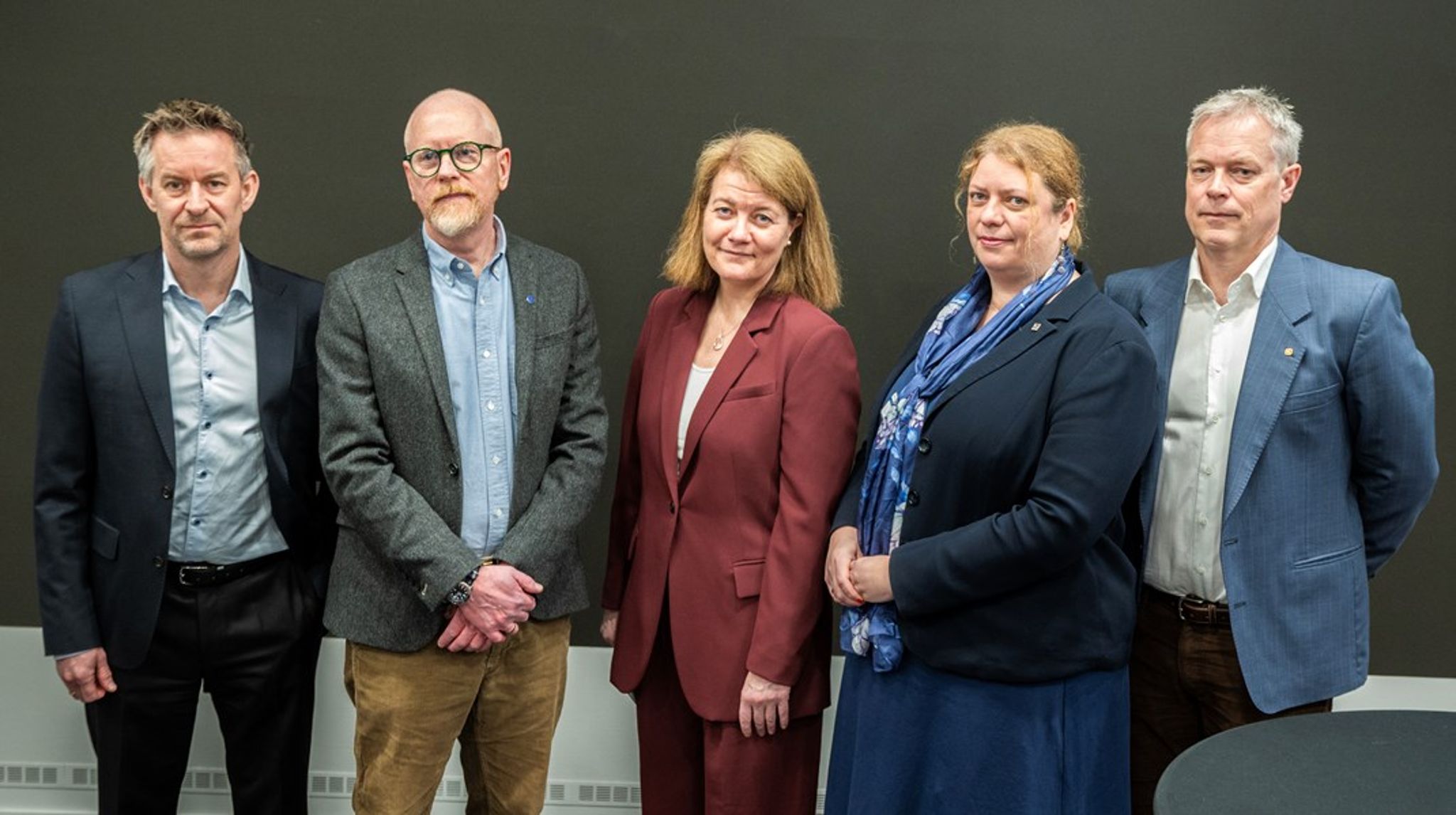 Disse skal forhandle lønnen for 170.000 statlig ansatte. Fra venstre: Jens B Jahren(YS Stat), Christer Wiik Aram(Akademikerne Stat), Statens personaldirektør, Bente Johanne Kraugerud, Elisabeth Steen Onshus(LO Stat), Steinar A. Sæther(Unio)