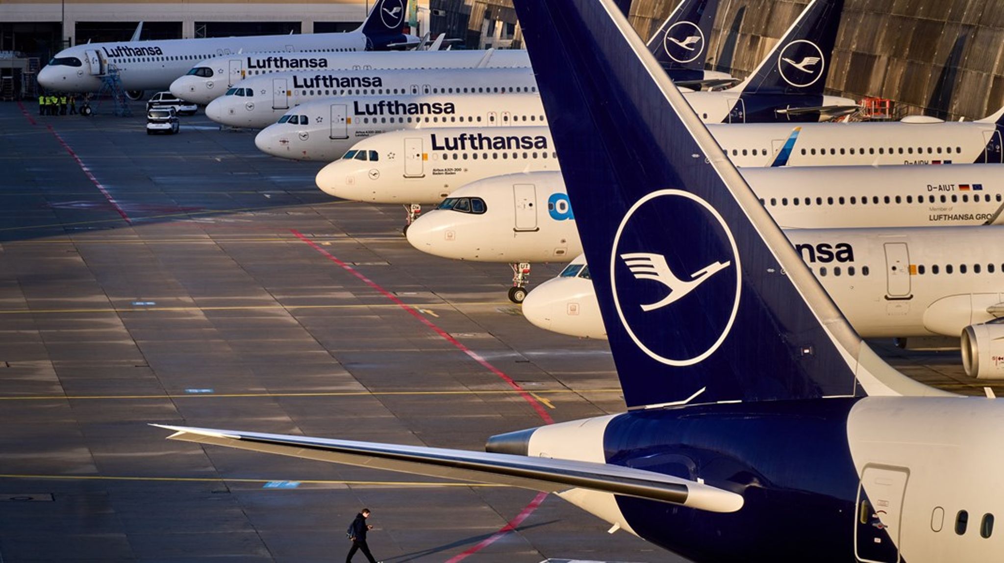 Turistindustrien frykter for sommeren. Nå sier EU-kommisjonen ja til kortvarige subsidier av næringer som er ekstra utsatt på grunn av høye bensin- og dieselpriser. Nylig kansellerte Lufthansa tusenvis av flygninger i sommer. 