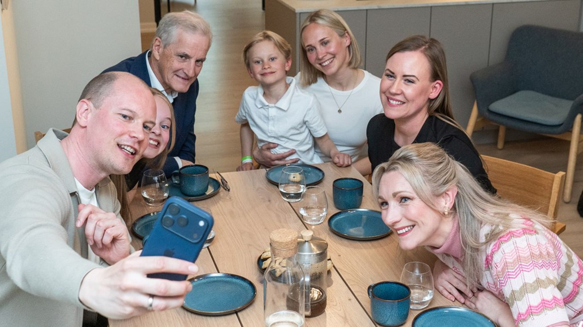 – Vi legger frem loven fordi vi ønsker en barndom der barn får være barn, sier statsminister Jonas Gahr Støre.