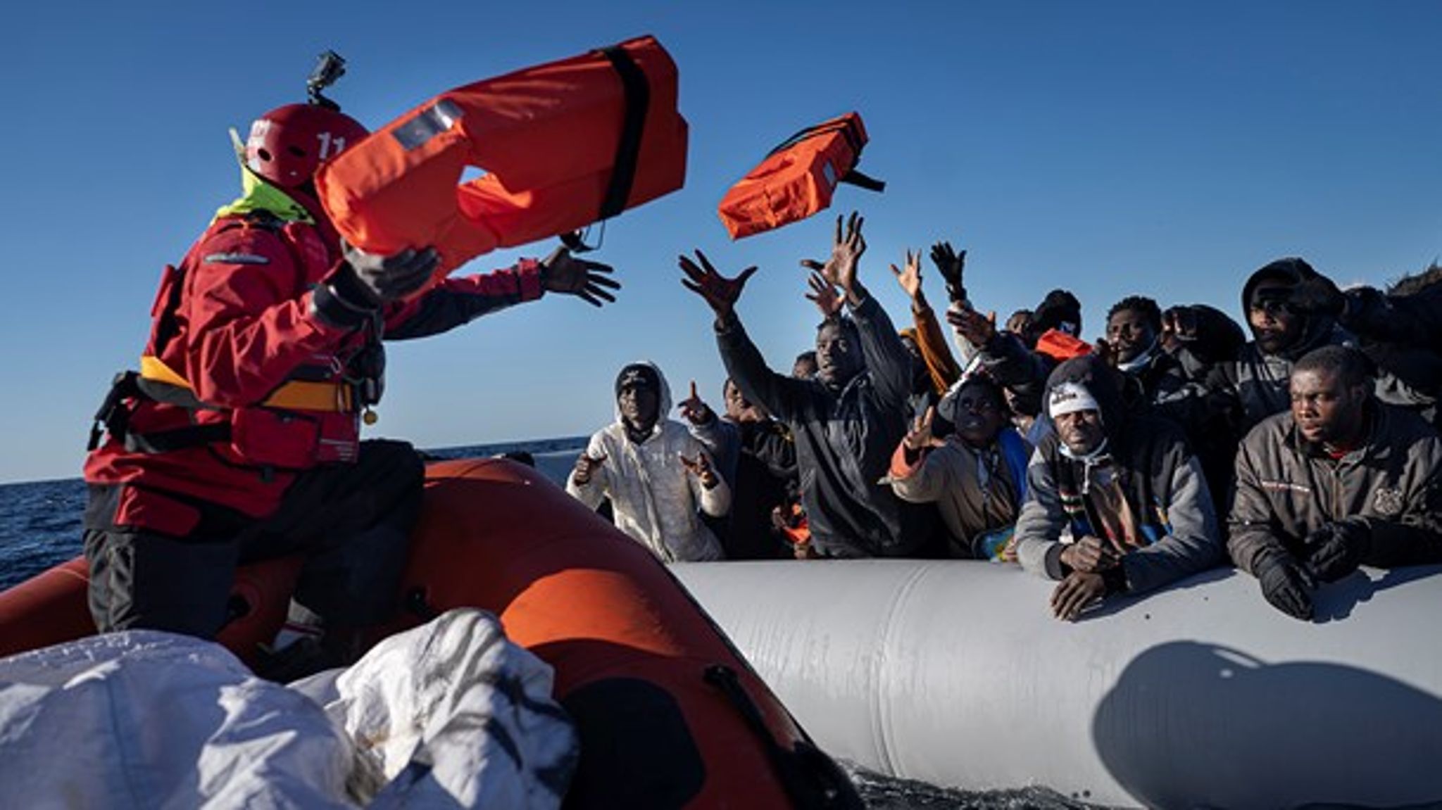 En gresk domstol behandler i disse dager en sak der aktivister er tiltalt for menneskesmugling etter å ha reddet flyktninger i havsnød, skriver Franke Rød. Dette bildet er hentet fra en annen redningsaksjon i Middelhavet.