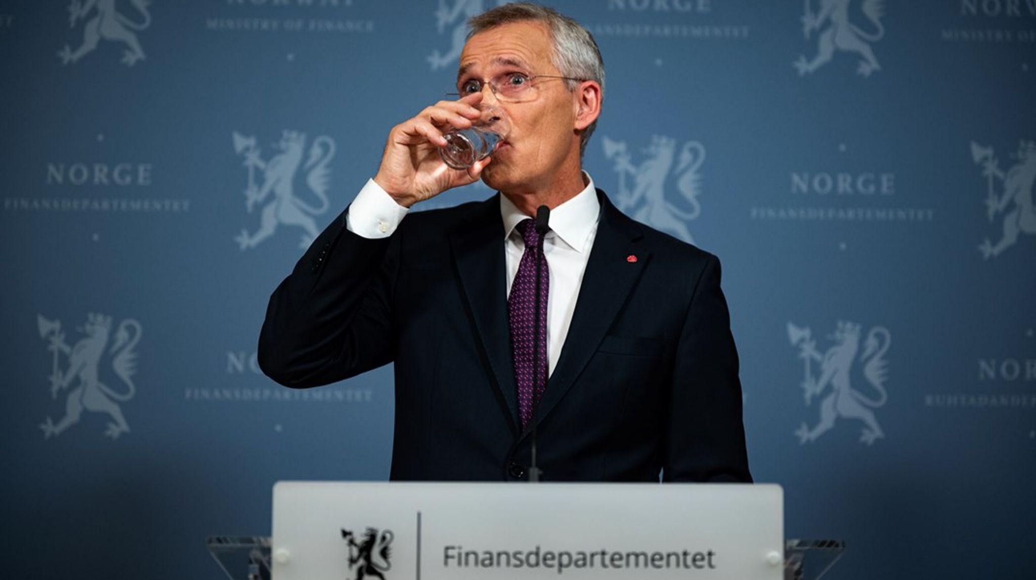Tirsdag skal Jens Stoltenberg legge frem sitt andre reviderte nasjonalbudsjett, etter at han ble finansminister.