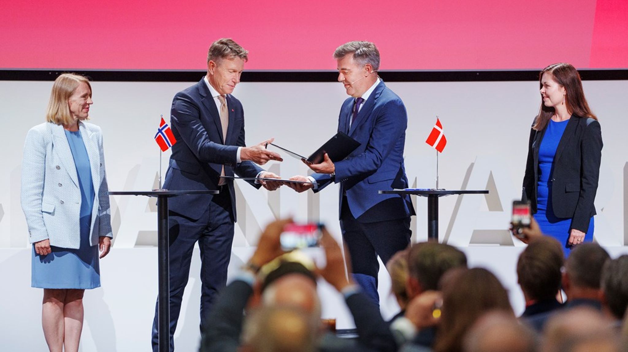 Norges energiminister Terje Aasland og Danmarks minister Lars Aagaard har hatt tett kontakt om de kontroversielle Danmarkskablene.