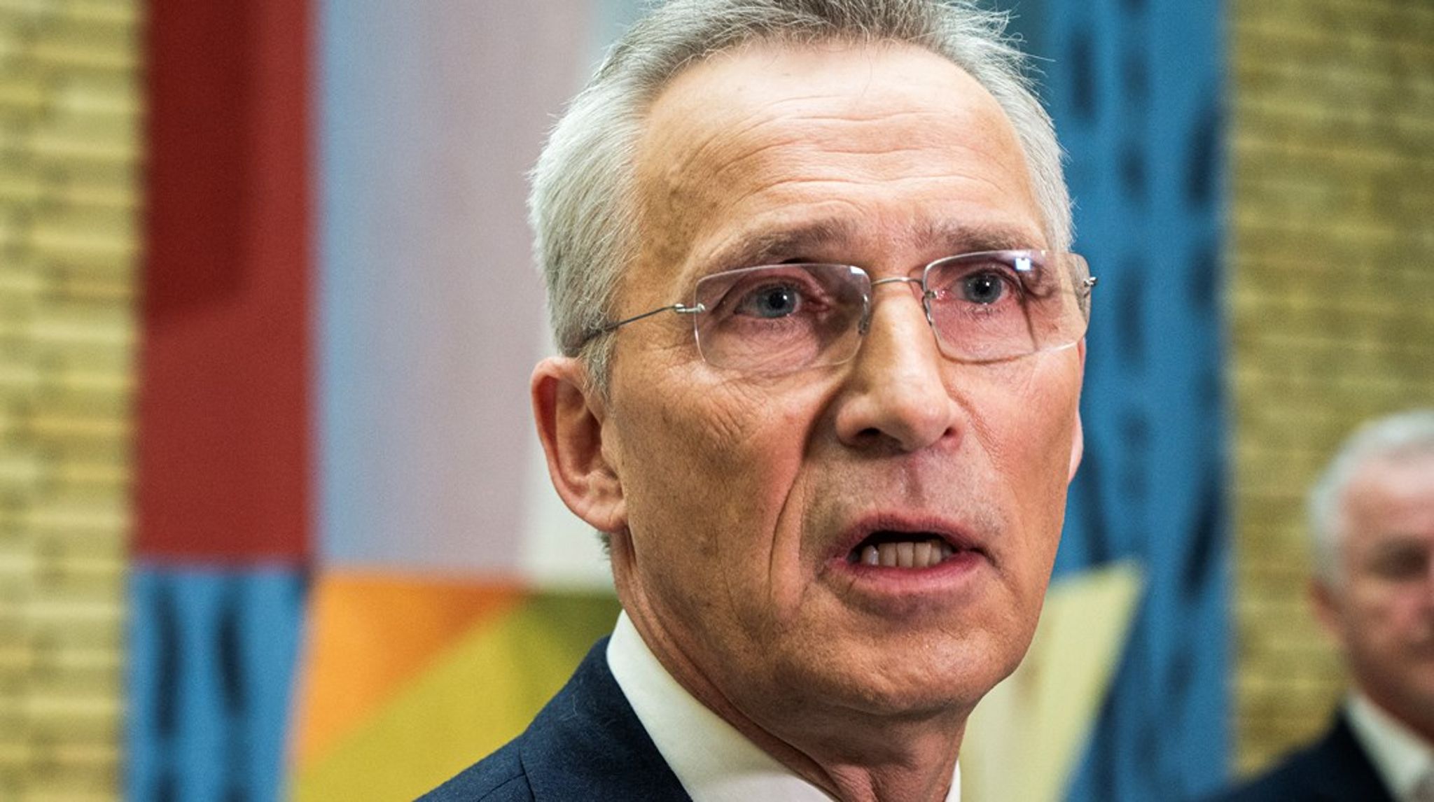 Jens Stoltenberg legger frem et forslag til revidert nasjonalbudsjett med milliardkutt.