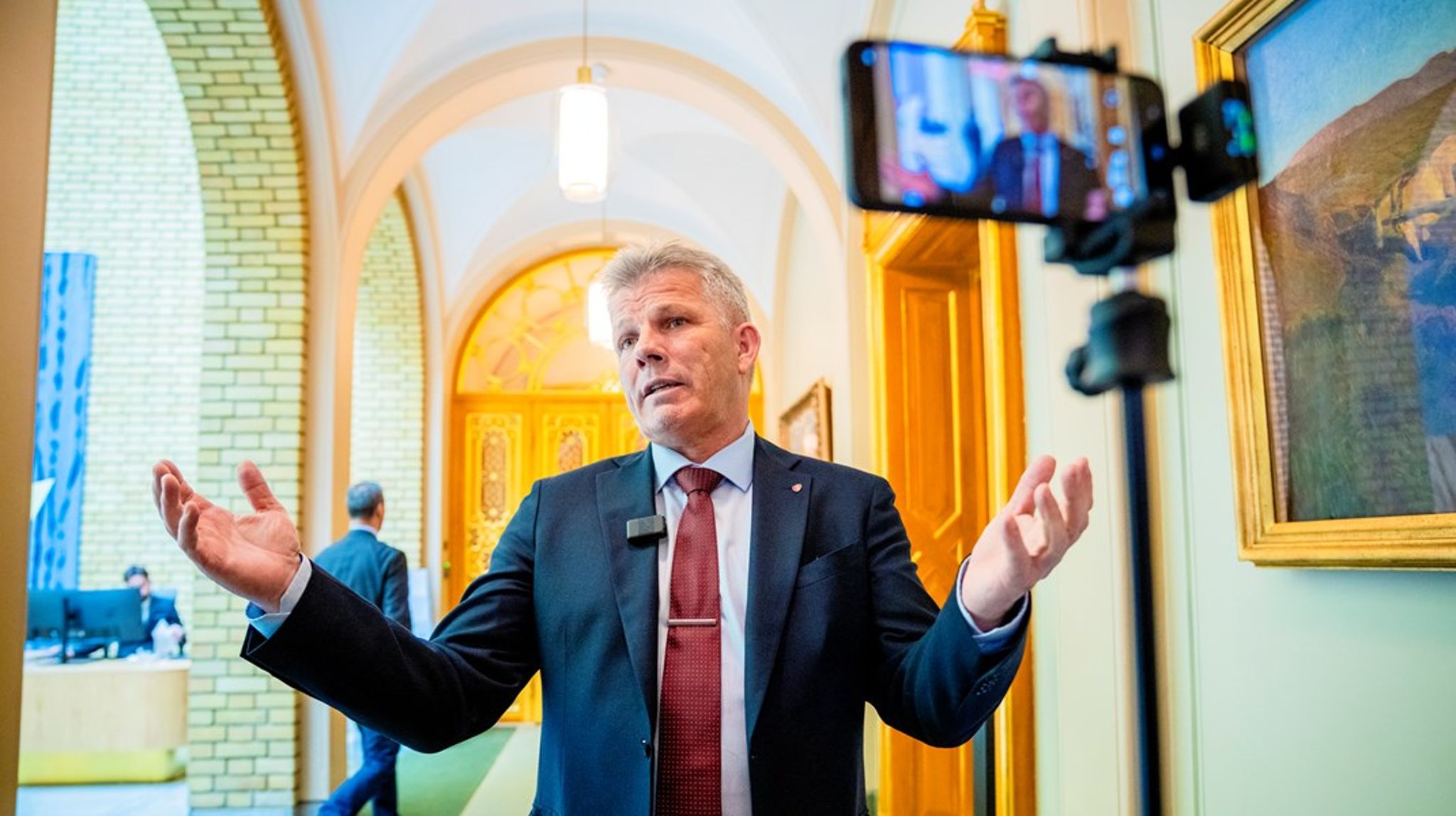 Kommunalminister, Bjørnar Skjæran (Ap), mener kravet til kompetanse blant helsepersonell i kommunene svekker det lokale handlingsrommet. Derfor sender regjeringen nå et forslag om å&nbsp;fjerne kravet ut på høring.
