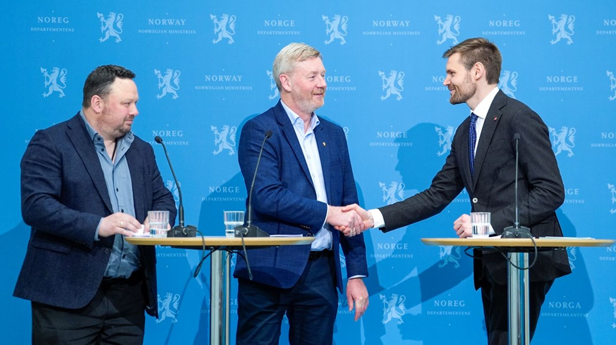 Landbruks- og matminister Nils Kristen Sandtrøen (Ap), leder Bjørn Gimming i Norges Bondelag og leder Tor Jacob Solberg i Norsk Bonde- og Småbrukarlag er til stede på pressekonferansen om jorbruksoppgjøret.&nbsp;