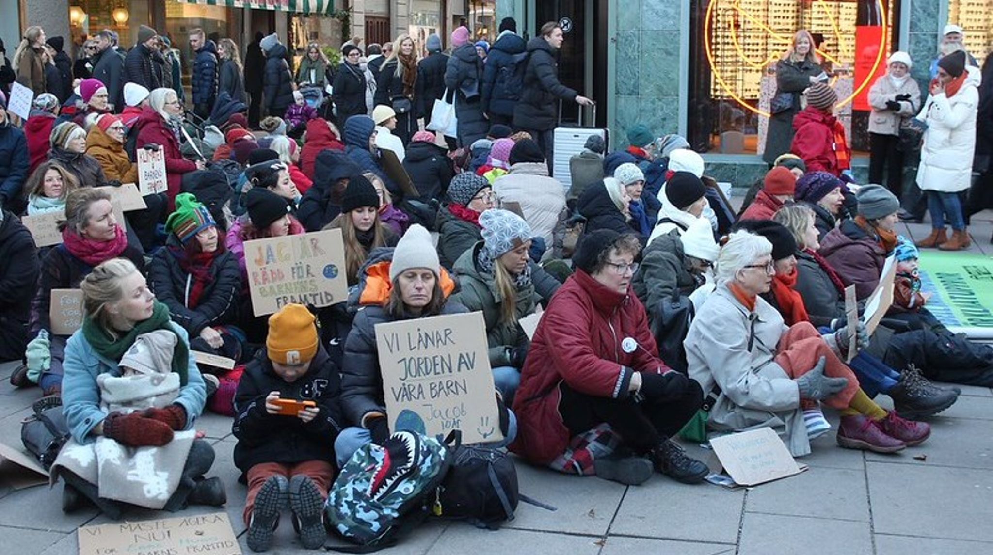 Gasskoordinatoren i Energimyndigheten uttrykte støtte til Rebelmammorna og mistet jobben. Rebellmammorna er en del av&nbsp;Extinction Rebellion, som også driver sivil ulydighet, men Rebellmammorna har valgt å satse på «rolige og følelsesladde markeringer der vi tar plass i det offentlige rom, ofte ved å sitte sammen og danne en sirkel, synge og holde taler». Bildet er fra en demonstrasjon samme år som den ansatte mistet jobben.&nbsp;