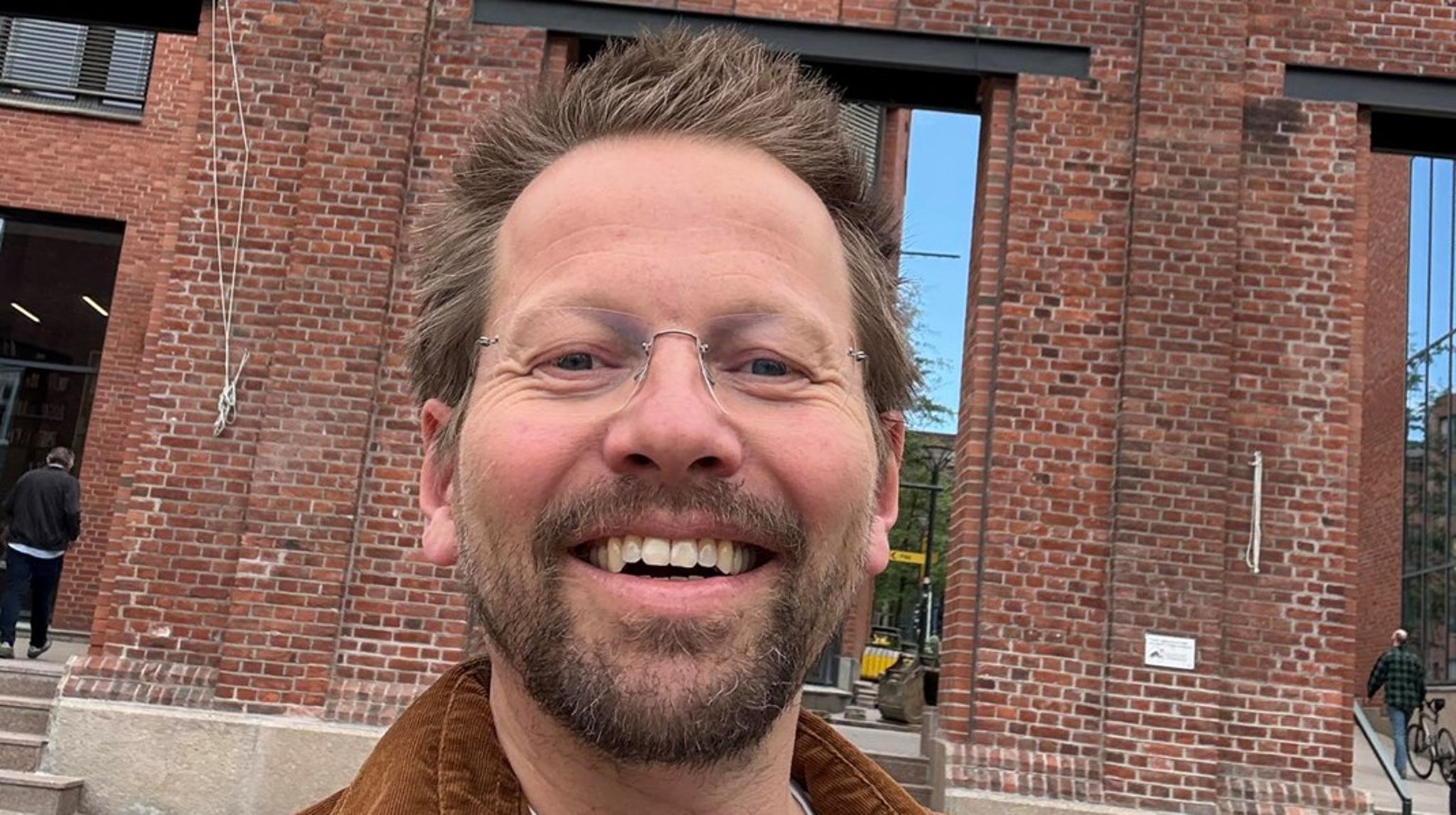 Trygve Svensson foran sin nye arbeidsplass, høyskolen Oslomet i Frydenlunds gamle bryggerilokaler.