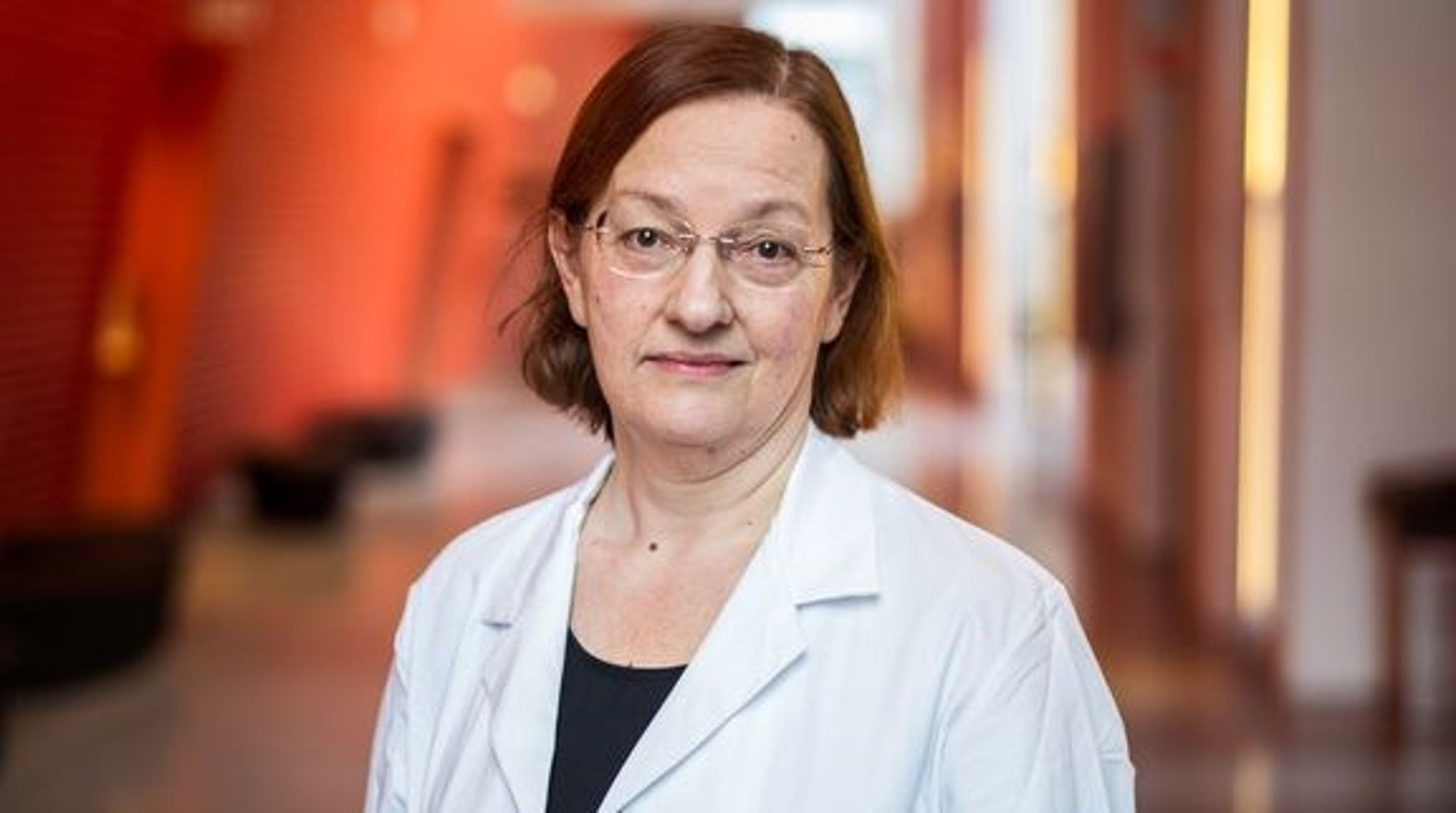 Nina Langeland har forsket på long covid, kronisk utmattelsessyndrom og bygget opp legeutdanninger i afrikanske land. Nå hedres hun med St. Olavs orden. 