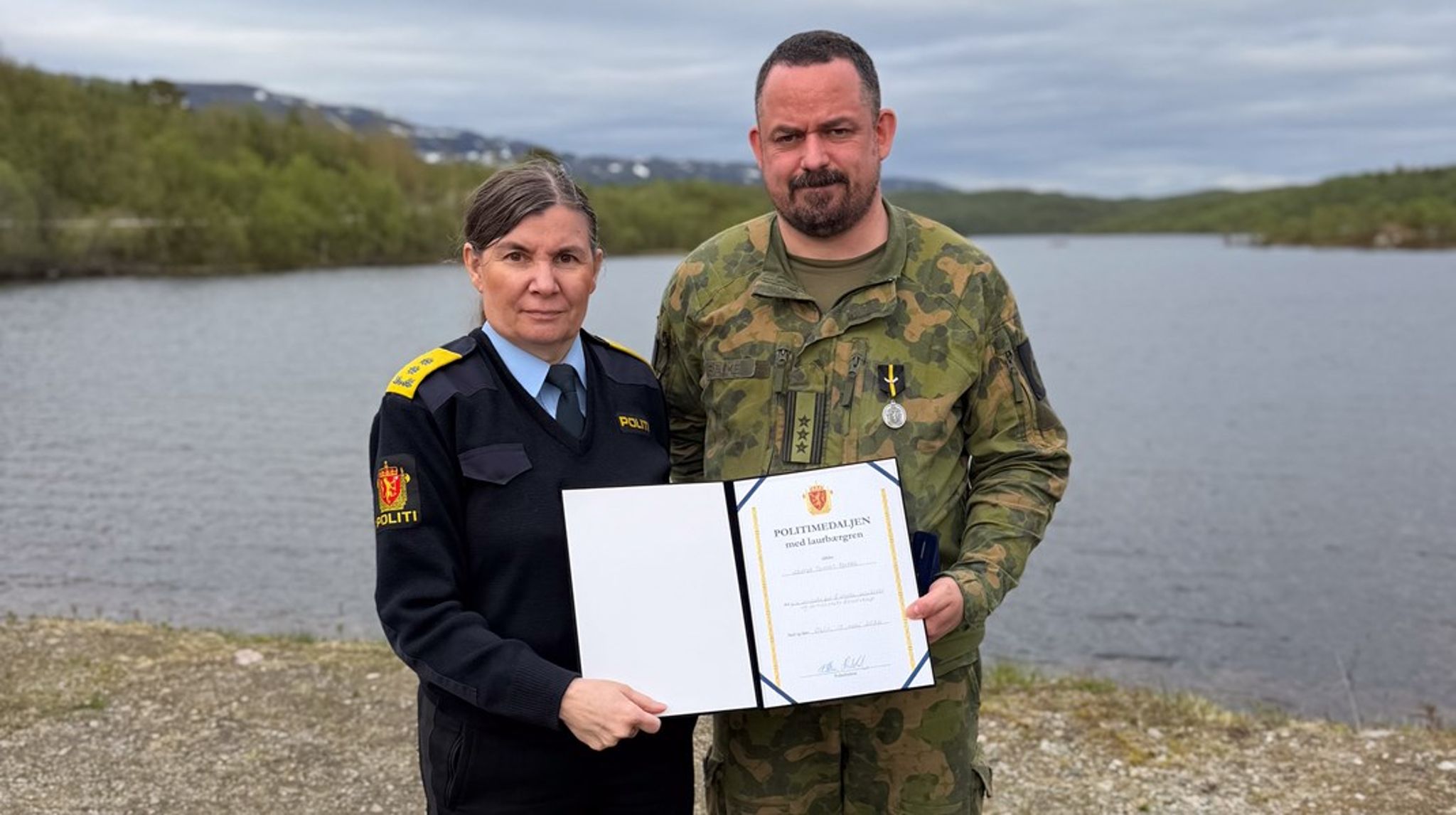 Sjef for Finnmark Heimevernsdistrikt, Tomas Bakke, fikk overrakt utmerkelsen fra politimester Ellen Katrine Hætta.