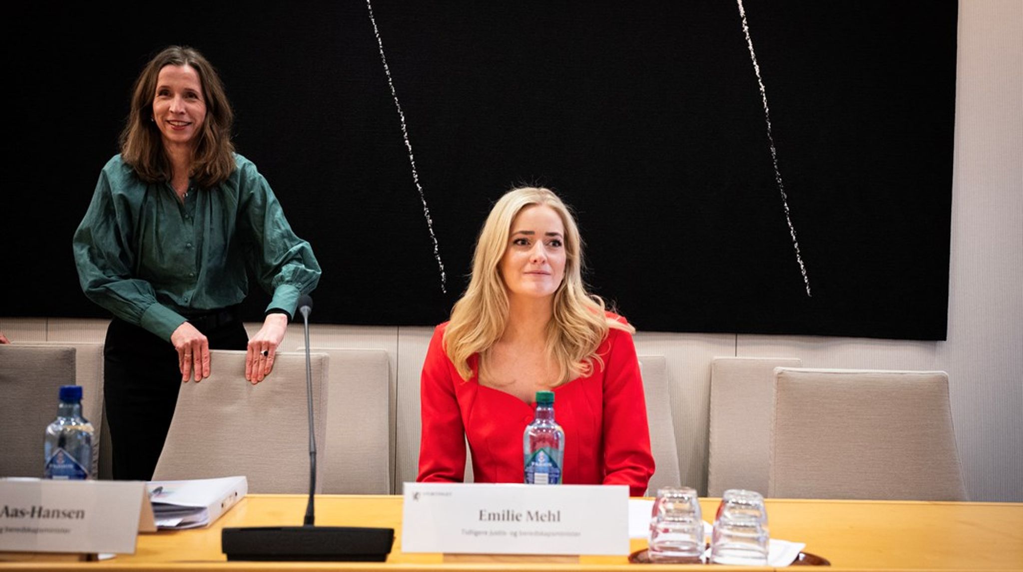 Både tidligere justisminister Emilie Enger Mehl og nåværende justisminister Astri Aas-Hansen har møtt til høringer om Riksrevisjonens undersøkelse av ressursbruken i PST. Det kan ende med at Stortinget vedtar kritikk mot Mehl.