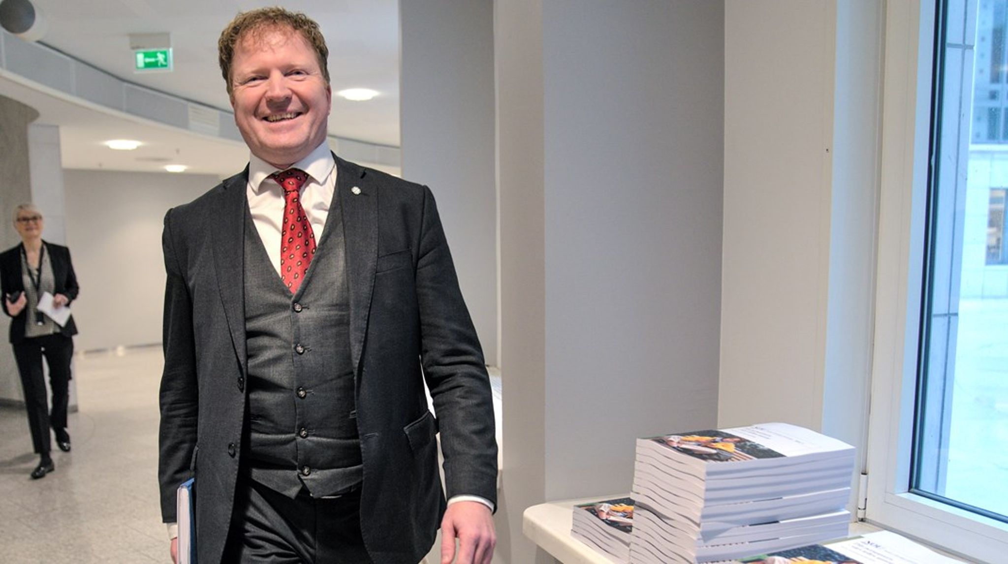 Eskelands poetiske grep lyktes i å vekke statsrådens humoristisk sans. Kommunal- og distriktsminister, Sigbjørn Gjelsvik, har levert hele sitt svar i diktform.
