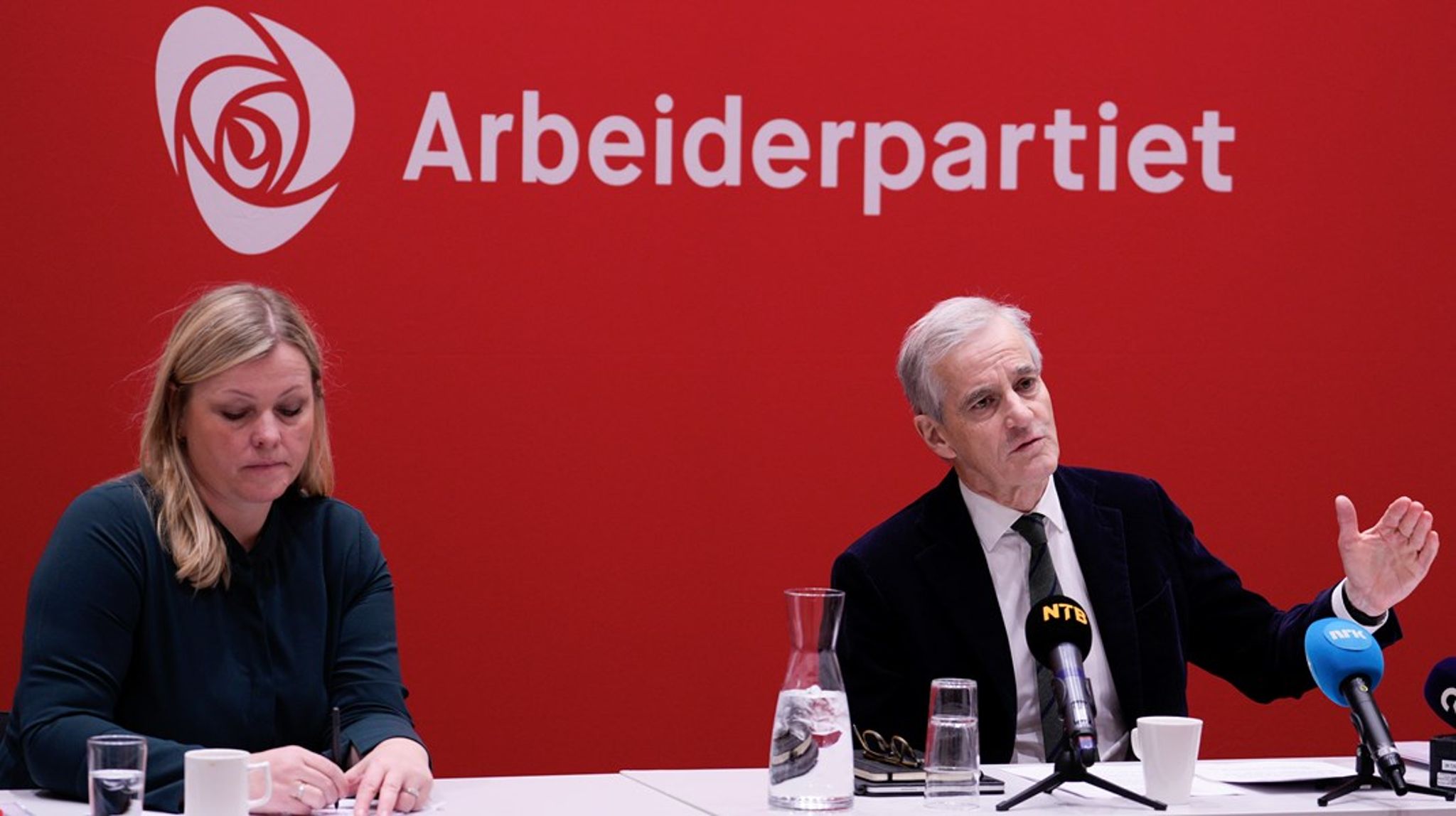 Heidi Helene Sveen kommer onsdag ut med boken «Varslerne. Om Giske-saken, seksuell trakassering og kulturen som tillater det». Forfatteren har varslet at boken er et oppgjør med det hun mener er en partikultur som over tid har beskyttet menn med makt på bekostning av unge kvinner. Kjersti Stenseng og Jonas Gahr Støre er blant dem som får kritikk for håndtering av varslere.&nbsp;<br>