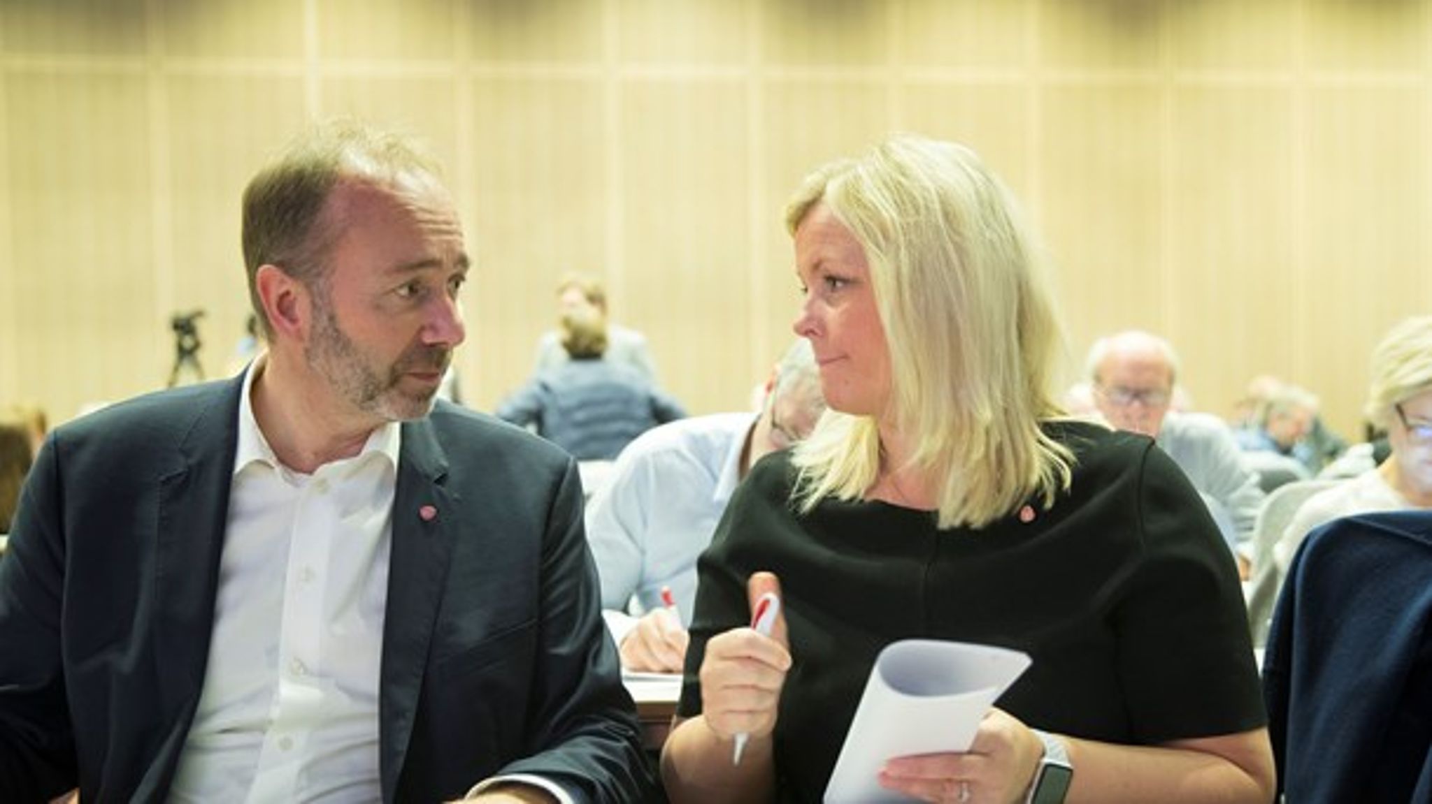 Arbeiderpartiets partisekretær Kjersti Stenseng blir i Heidi Helene Sveens bok kalt "Giske-venn" som ikke burde behandlet varsler rettet mot Giske. Dette er en av mange feilene Steen peker på, i hva hun mener var en dårlig håndtering av varslerne. Her er Giske og Stenseng avbildet på Arbeiderpartiets landsstyremøte september 2017, kun måneder før Giske-saken smalt i media. 