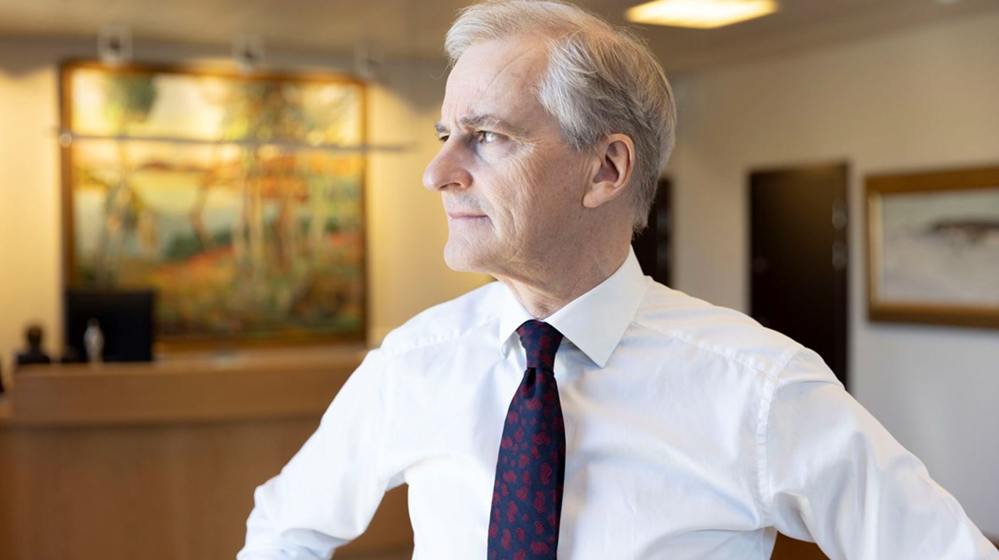 Jonas Gahr Støre maner til samhold og vil ha en ledelse som drar i samme retning. Det trenger han. Regjeringen hans har stått i kontinuerlig motvind siden de inntok regjeringskontorene, og det er lite som tyder på at vinden vil stilne. 