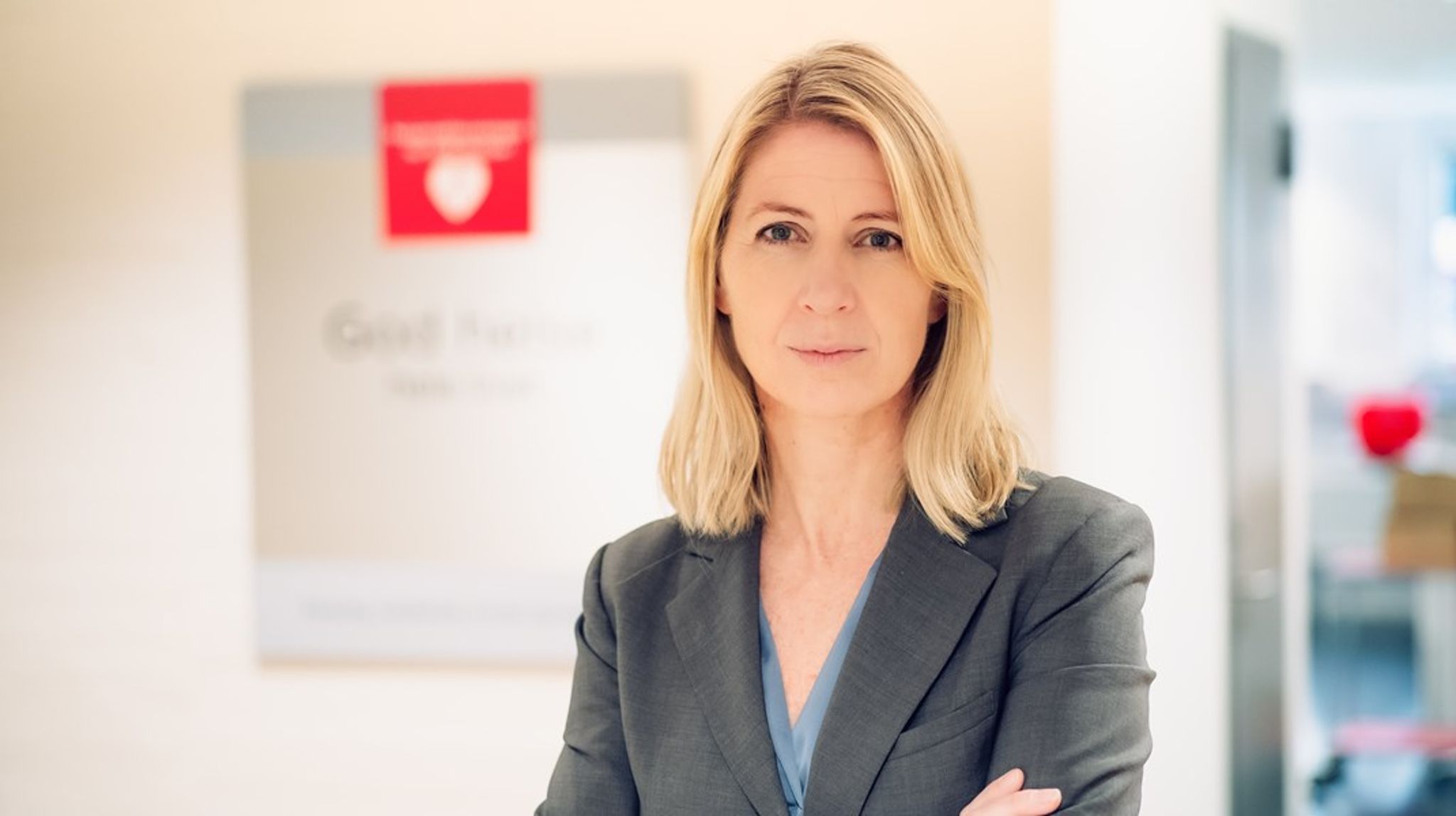 Nasjonalforeningen for folkehelsen er en av organisasjonene som krever forbud mot markedsføring av usunn mat og drikke overfor barn og unge. Generalsekretær Mina Gerhardsen har forhåpninger om at regjeringen vil foreslå et forbud i folkehelsemeldingen som kommer i mars.