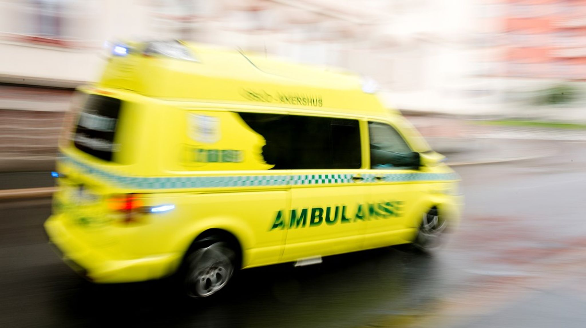 Halvparten av norske kvinner i fertil alder bor 16 minutter eller nærmere en fødeavdeling eller fødestue. Samtidig er det mange som har reisevei på flere timer, og de har krav på å ha med seg jordmor eller lege når de skal føde.
