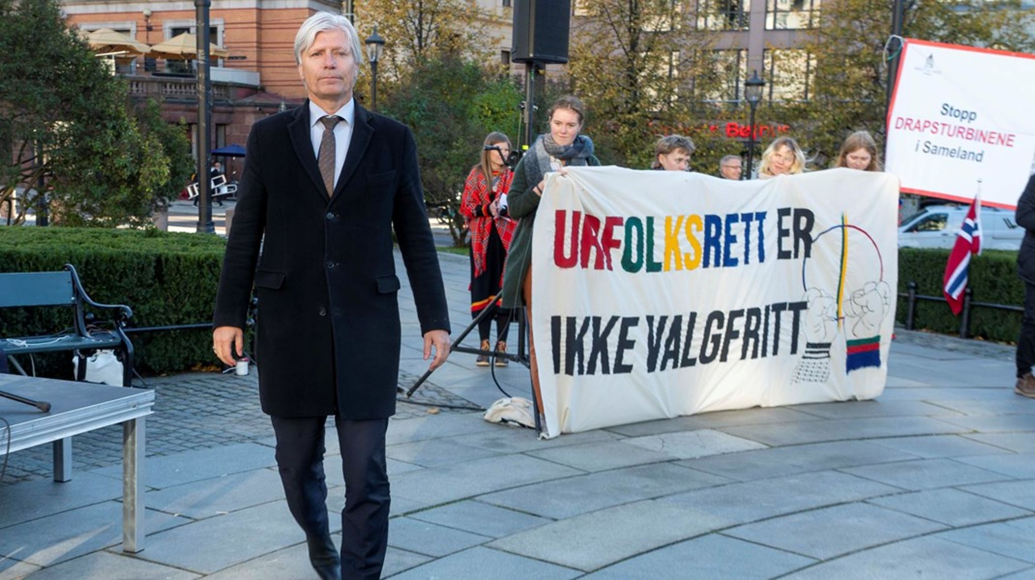 Ola Elvestuen mener sjøkabel må utredes på nytt som alternativ til luftledning for den planlagte kraftforbindelsen mellom Skaidi og Hammerfest, som kommer i konflikt med reindrifta. Her er Elvestuen under en Fosen-demonstrasjon i oktober.
