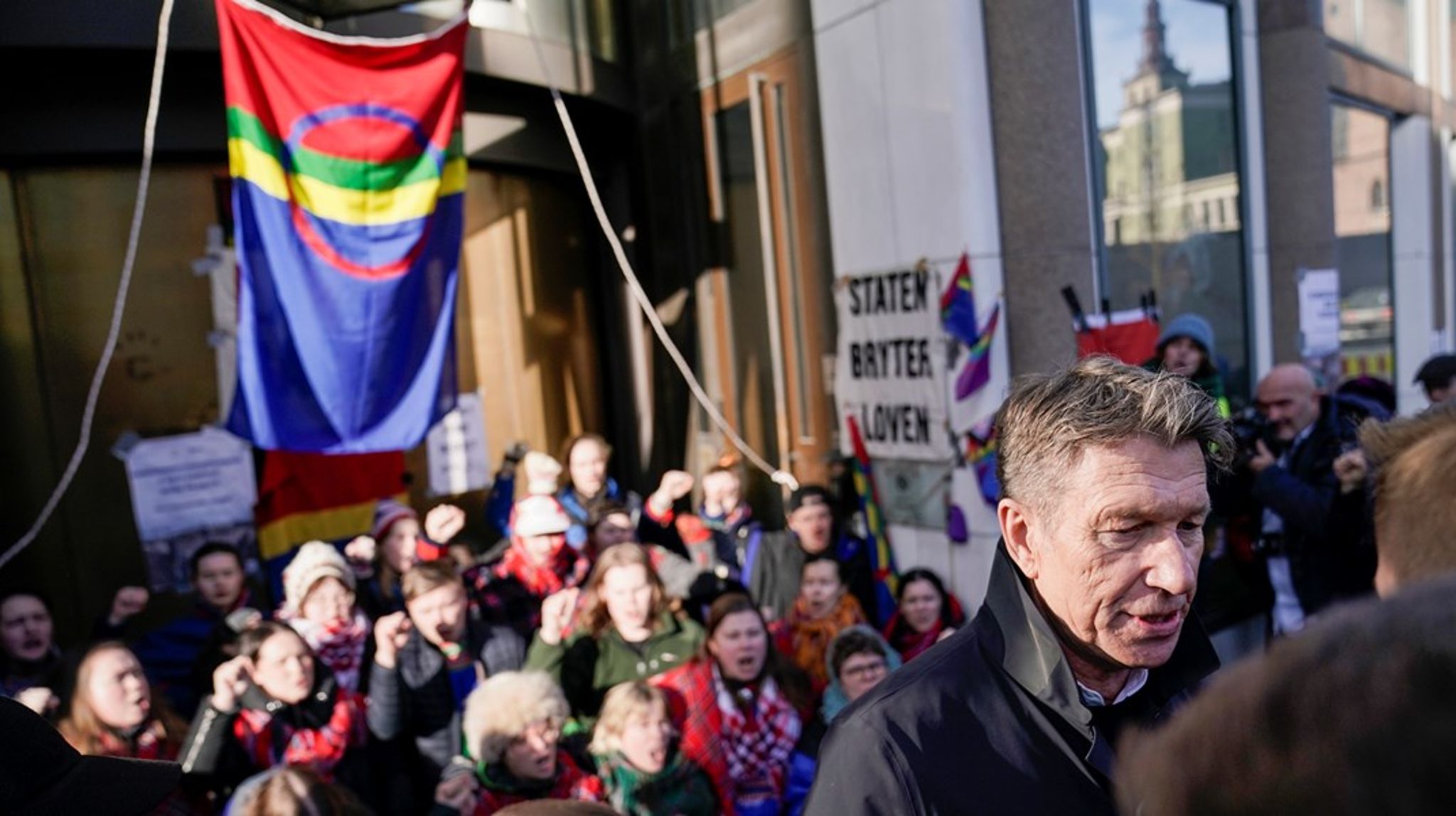 Olje- og energiminister Terje Aasland som snakket med aksjonister fra Natur og ungdom og Norske Samers Riksforbund Nuorat da de blokkerte inngangene til Olje- og energidepartementets i uke 9.