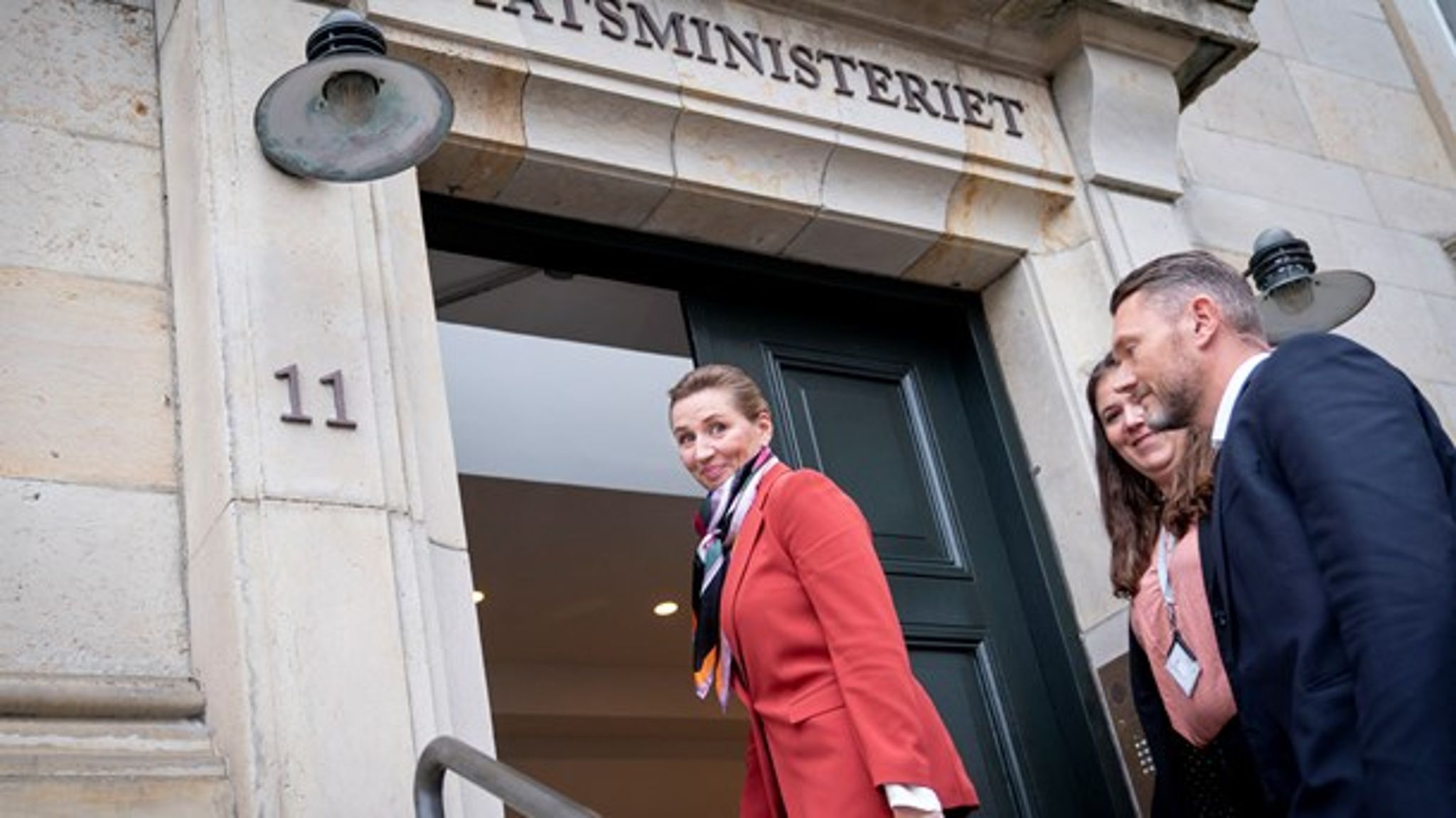 Mette Frederiksen (S) på vei inn til Folketinget på Christiansborg for å skrive ut valg, 5. oktober 2022. 